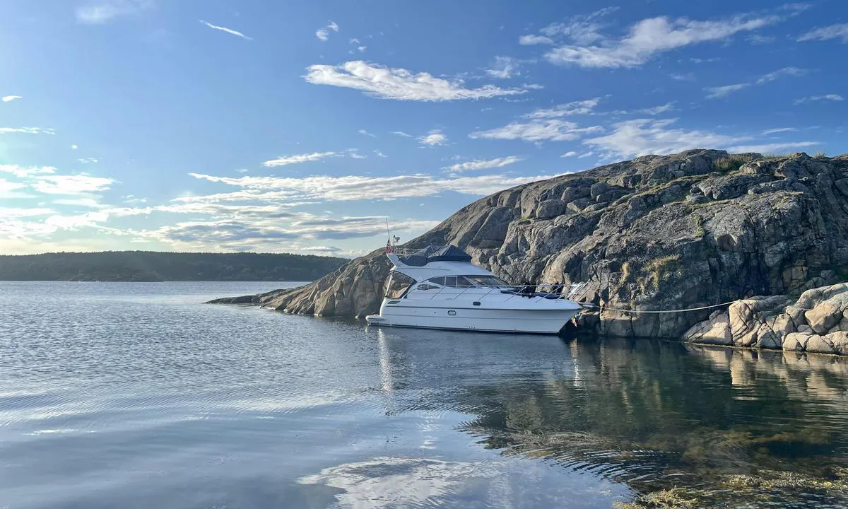 Store Buskjær: {"base": "no", "no": "Fin longsideplass, men utsatt ved s\u00f8rvest vind.", "se": "Fin l\u00e5ngsidesplats, men utsatt vid sydv\u00e4st vind.", "en": "Nice alongside mooring, but exposed to southwest winds.", "da": "Fin langsidesplads, men udsat ved sydvest vind."}