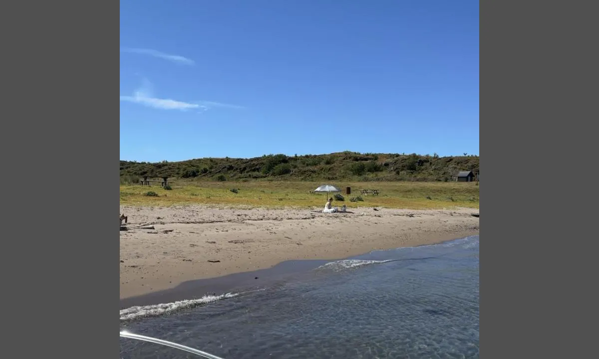 Store Revlingen: Flott strand, hvor det også er slått ned flere jernrør til å fortøye i. Fon dybde helt fram til stranden.
