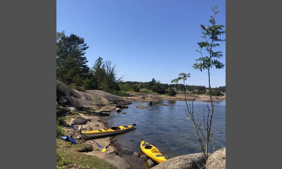 Store Risholmen : {"base": "no", "no": "Vestside badeplass med strand", "se": "V\u00e4stsida badplats med strand", "en": "West side bathing area with beach", "da": "Vestside badeplads med strand"}