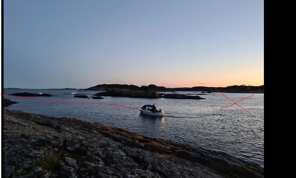 Store Såstein: {"base": "no", "no": "Tryggeste innseiling er der hvor det er tegnet en r\u00f8d strek.\r\nInnseiling fra leia ved r\u00f8dt kryss er usikker.", "se": "S\u00e4krast infart \u00e4r d\u00e4r det \u00e4r ritat ett r\u00f6tt streck.<br>Infart fr\u00e5n leden vid r\u00f6tt kryss \u00e4r os\u00e4ker.", "en": "The safest approach is where a red line is drawn. Approach from the fairway at the red cross is uncertain.", "da": "Den tryggeste indsejling er der, hvor der er tegnet en r\u00f8d streg. Indsejling fra ruten ved r\u00f8dt kryds er usikker."}
