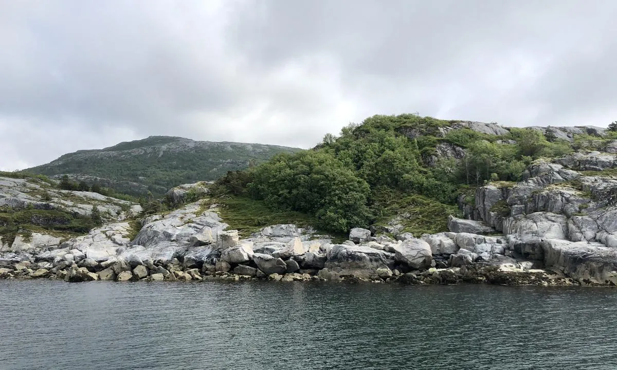 {"base": "no", "no": "Landsiden, \u00f8st for ankringsplassen ved Store Stongsholmen.", "se": "Land sidan, \u00f6st om ankringsplatsen vid Stora Stongsholmen.", "en": "Landside, east of the anchorage at Store Stongsholmen.", "da": "Landsiden, \u00f8st for ankerpladsen ved Store Stongsholmen."}