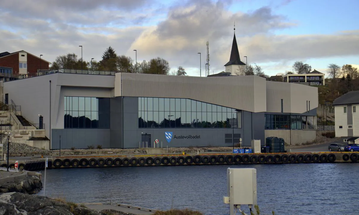 Storebø: {"base": "no", "no": "Austevollbadet rett ved havna.", "se": "Austevollbadet precis vid hamnen.", "en": "Austevoll bath right by the harbor.", "da": "Austevollbadet lige ved havnen."}