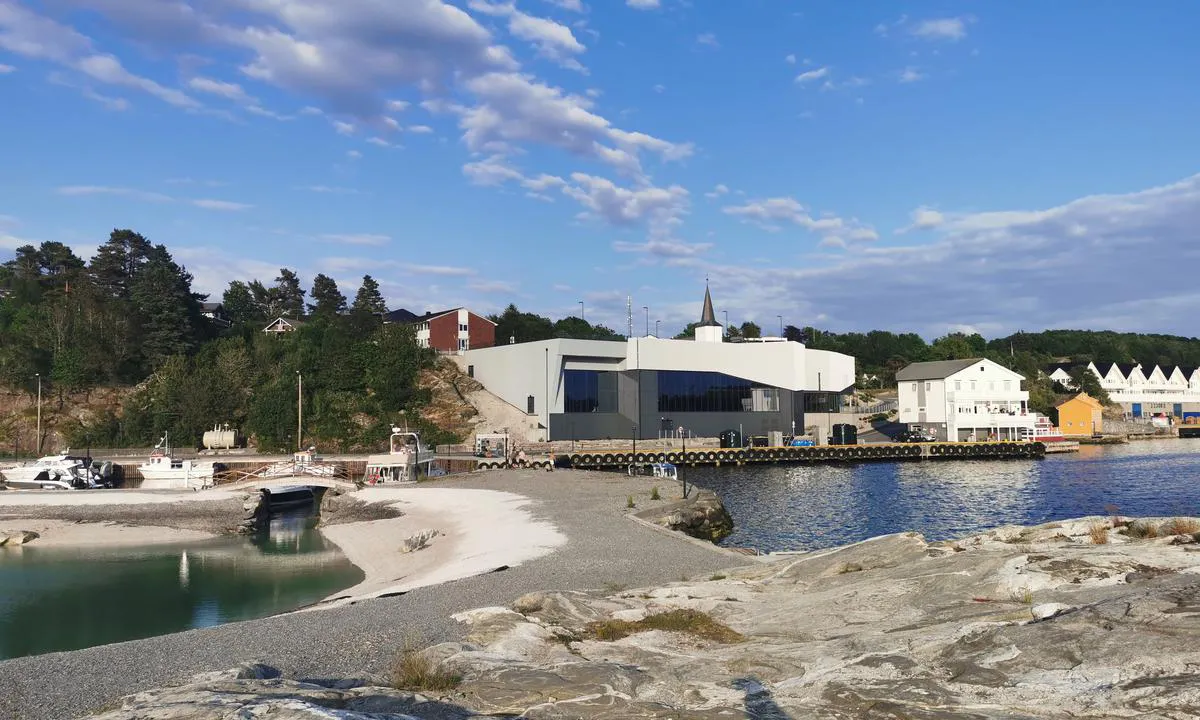 Storebø: {"base": "no", "no": "Bilde av innl\u00f8pet til havnen og deler av stranden.", "se": "Bild av inloppet till hamnen och delar av stranden.", "en": "Image of the entrance to the harbor and parts of the beach.", "da": "Billede af indl\u00f8bet til havnen og dele af stranden."}
