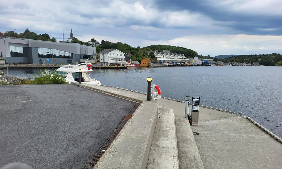 Storebø: {"base": "no", "no": "Deler av den nye kaien. God dybde.", "se": "Delar av den nya kajen. Bra djup.", "en": "Parts of the new quay. Good depth.", "da": "Dele af den nye kaj. God dybde."}