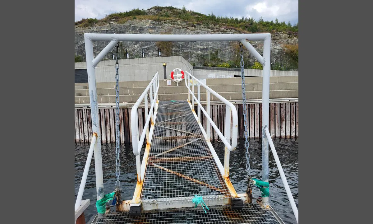Storebø: {"base": "no", "no": "OBS! Denne m\u00e5 du g\u00e5 under om du ligger p\u00e5 flytebryggen.  Den er veldig lav, antar mellom 150 og 160cm. Vanskelig \u00e5 se i m\u00f8rket. Siden den akkurat ligger over der du skal ta e5 steg opp, er skadepotnsialet for hode og nakke stort! Vi har meldt fra til havnen om det og h\u00e5per de gj\u00f8r noe med den.", "se": "OBS! Den h\u00e4r m\u00e5ste du g\u00e5 under om du ligger vid flytbryggan. Den \u00e4r v\u00e4ldigt l\u00e5g, uppskattningsvis mellan 150 och 160 cm. Sv\u00e5r att se i m\u00f6rkret. Eftersom den ligger precis d\u00e4r du ska ta fem steg upp, \u00e4r skaderisken f\u00f6r huvud och nacke stor! Vi har meddelat hamnen om detta och hoppas att de g\u00f6r n\u00e5got \u00e5t det.", "en": "NOTE! You must go under this if you are on the floating dock. It is very low, roughly between 150 and 160 cm. Difficult to see in the dark. Since it is right above where you need to take five steps up, the potential for head and neck injury is significant! We have reported this to the harbor and hope they do something about it.", "da": "OBS! Denne skal du g\u00e5 under, hvis du ligger ved flydebroen. Den er meget lav, jeg ansl\u00e5r mellem 150 og 160 cm. Sv\u00e6r at se i m\u00f8rket. Da den ligger pr\u00e6cis der, hvor du skal tage fem skridt op, er skadepotentialet for hoved og nakke stort! Vi har rapporteret det til havnen og h\u00e5ber, at de g\u00f8r noget ved det."}