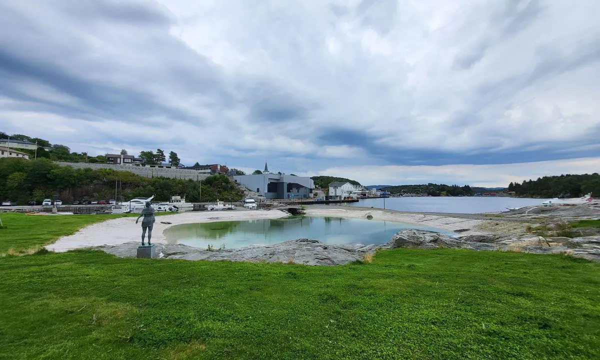 Storebø: {"base": "no", "no": "Badeplass", "se": "Badplats", "en": "Swimming area", "da": "Badestrand"}