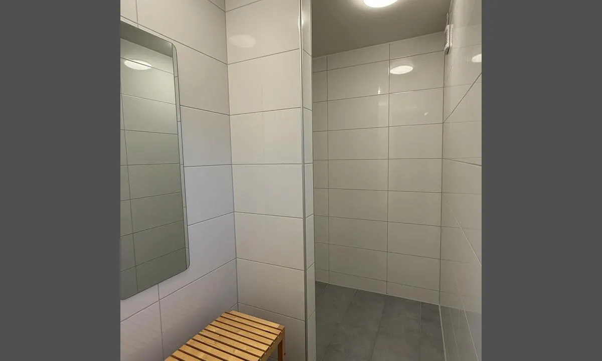 Storfosna Båtforening: {"base": "no", "no": "50kr for dusj, Vipps", "se": "50kr f\u00f6r dusch, Swish", "en": "50kr for shower, Vipps", "da": "50kr for brusebad, MobilePay", "fr": "50kr pour la douche, Vipps", "de": "50kr f\u00fcr Dusche, Vipps", "es": "50kr por ducha, Vipps", "it": "50kr per la doccia, Vipps", "pt": "50kr para o chuveiro, Vipps", "nl": "50kr voor douche, Vipps", "pl": "50kr za prysznic, Vipps", "uk": "50 \u043a\u0440\u043e\u043d \u0437\u0430 \u0434\u0443\u0448, Vipps", "ro": "50kr pentru du\u0219, Vipps", "tr": "Du\u015f i\u00e7in 50kr, Vipps", "el": "50kr \u03b3\u03b9\u03b1 \u03bd\u03c4\u03bf\u03c5\u03c2, Vipps", "cs": "50kr za sprchu, Vipps", "hu": "50kr zuhany\u00e9rt, Vipps", "fi": "50 kr suihkusta, Vipps", "bg": "50 \u043a\u0440 \u0437\u0430 \u0434\u0443\u0448, Vipps", "sr": "50kr za tu\u0161, Vipps", "et": "50kr du\u0161i eest, Vipps", "lv": "50kr par du\u0161u, Vipps", "lt": "50kr u\u017e du\u0161\u0105, Vipps"}