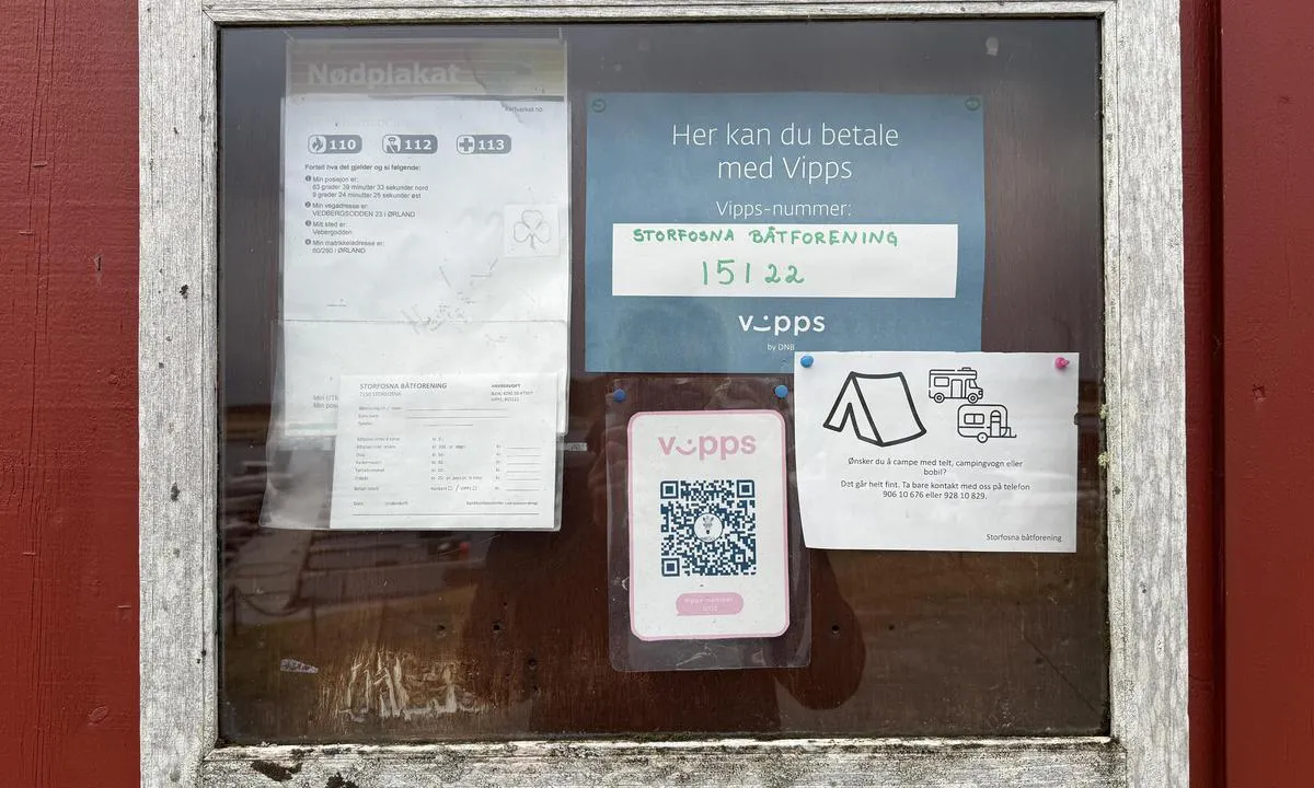 Storfosna Båtforening: {"base": "no", "no": "200kr inkl str\u00f8m, betales med vipps", "se": "200kr inkl. el, betalas med Swish", "en": "200 NOK including electricity, payable via Vipps", "da": "200kr inkl. str\u00f8m, betales med MobilePay", "fr": "200kr incluant l'\u00e9lectricit\u00e9, \u00e0 payer avec Vipps", "de": "200 NOK inkl. Strom, Zahlung per Vipps", "es": "200kr incl. electricidad, se paga con vipps", "it": "200kr inclusa l'elettricit\u00e0, pagamento con Vipps", "pt": "200kr incl. eletricidade, pagamento com vipps", "nl": "200kr incl. stroom, te betalen met vipps", "pl": "200kr w tym pr\u0105d, p\u0142atne przez Vipps", "uk": "200 \u043a\u0440\u043e\u043d \u0432\u043a\u043b\u044e\u0447\u0430\u044e\u0447\u0438 \u0435\u043b\u0435\u043a\u0442\u0440\u0438\u043a\u0443, \u043e\u043f\u043b\u0430\u0442\u0430 \u0447\u0435\u0440\u0435\u0437 Vipps", "ro": "200 kr inclusiv energie electric\u0103, se pl\u0103te\u0219te cu Vipps", "tr": "200kr elektrik dahil, vipps ile \u00f6denir", "el": "200kr \u03c3\u03c5\u03bc\u03c0\u03b5\u03c1\u03b9\u03bb\u03b1\u03bc\u03b2\u03b1\u03bd\u03bf\u03bc\u03ad\u03bd\u03bf\u03c5 \u03c4\u03bf\u03c5 \u03c1\u03b5\u03cd\u03bc\u03b1\u03c4\u03bf\u03c2, \u03c0\u03bb\u03b7\u03c1\u03ce\u03bd\u03b5\u03c4\u03b1\u03b9 \u03bc\u03b5 vipps", "cs": "200kr v\u010detn\u011b elekt\u0159iny, plat\u00ed se p\u0159es Vipps", "hu": "200 kr \u00e1rammal egy\u00fctt, fizet\u00e9s Vipps-sel", "fi": "200kr sis\u00e4lt\u00e4\u00e4 s\u00e4hk\u00f6n, maksetaan Vippsilll\u00e4", "bg": "200 kr, \u0432\u043a\u043b\u044e\u0447\u0438\u0442\u0435\u043b\u043d\u043e \u0435\u043b\u0435\u043a\u0442\u0440\u0438\u0447\u0435\u0441\u0442\u0432\u043e, \u043f\u043b\u0430\u0449\u0430\u043d\u0435 \u0441 Vipps", "sr": "200kr uklju\u010duju\u0107i struju, pla\u0107a se preko Vipps-a", "et": "200kr koos vooluga, maksta l\u00e4bi Vippsi", "lv": "200kr iek\u013caujot elektr\u012bbu, j\u0101maks\u0101 ar vipps", "lt": "200kr \u012fskai\u010diuota elektros energija, mok\u0117ti su Vipps"}