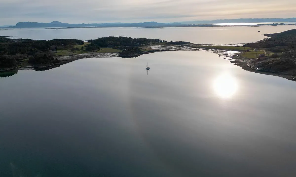 Storfosna: {"base": "en", "no": "Utsikt mot \u00f8st.", "se": "Utsikt mot \u00f6ster.", "en": "View to the east.", "da": "Udsigt mod \u00f8st."}