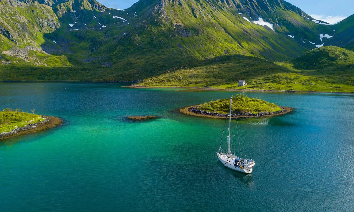 Storholmen - Hammerfest: Nydelig ankerplass i Husfjorden på Sørøya.