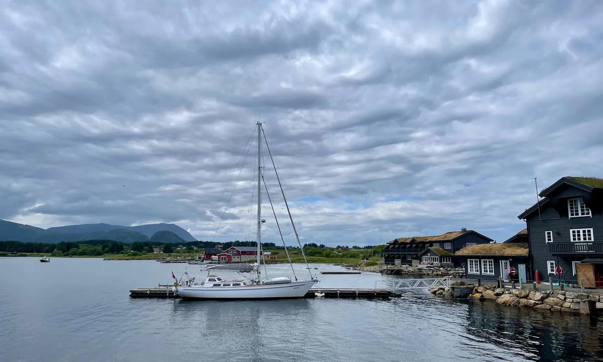 Storholmen - Farstad: {"base": "no", "no": "Fort\u00f8yd ved Hustadvika Fjordhotell. N\u00e6rmere serveringssted g\u00e5r det vel ikke an \u00e5 komme..? Grei innseiling fra Hustadvika. Mulig \u00e5 ankre lengre inn i bukta.", "se": "F\u00f6rt\u00f6jd vid Hustadvika Fjordhotell. N\u00e4rmare serveringsst\u00e4llet kan man v\u00e4l inte komma..? Enkel insegling fr\u00e5n Hustadvika. M\u00f6jligt att ankra l\u00e4ngre in i viken.", "en": "Moored at Hustadvika Fjordhotell. Is it even possible to get closer to a place to eat..? Easy approach from Hustadvika. Possible to anchor further inside the bay.", "da": "Fort\u00f8jet ved Hustadvika Fjordhotel. T\u00e6ttere p\u00e5 et serveringssted er det vel ikke muligt at komme.. ? Nemt indsejling fra Hustadvika. Muligt at ankere l\u00e6ngere inde i bugten.", "fr": "Amarr\u00e9 au Hustadvika Fjordhotell. Peut-on vraiment se rapprocher d'un lieu de restauration..? Acc\u00e8s facile depuis Hustadvika. Possibilit\u00e9 de jeter l'ancre plus loin dans la baie.", "de": "Am Hustadvika Fjordhotel festgemacht. N\u00e4her zu einer Servicestelle geht es wohl kaum..? Leichte Anfahrt von Hustadvika. M\u00f6glichkeit, weiter in der Bucht zu ankern.", "es": "Amarrado en Hustadvika Fjordhotell. \u00bfEs posible acercarse m\u00e1s a un lugar de servicio..? Acceso sencillo desde Hustadvika. Posible anclar m\u00e1s al interior de la bah\u00eda.", "it": "Ormeggiato presso l'Hustadvika Fjordhotell. Pi\u00f9 vicino a un luogo di ristoro non \u00e8 possibile... La facile navigazione in entrata da Hustadvika. Possibilit\u00e0 di ancoraggio pi\u00f9 all'interno della baia.", "pt": "Atracado no Hustadvika Fjordhotell. N\u00e3o \u00e9 poss\u00edvel chegar mais perto de um restaurante, certo? F\u00e1cil navega\u00e7\u00e3o de Hustadvika. \u00c9 poss\u00edvel ancorar mais no interior da ba\u00eda.", "nl": "Aangemeerd bij Hustadvika Fjordhotel. Dichter bij een horecagelegenheid kun je waarschijnlijk niet komen..? Makkelijke binnenvaart vanaf Hustadvika. Mogelijk om verder de baai in te ankeren.", "pl": "Zacumowany przy Hustadvika Fjordhotell. Czy mo\u017cna si\u0119 zbli\u017cy\u0107 bardziej do miejsca serwowania? Proste wej\u015bcie od Hustadvika. Mo\u017cliwo\u015b\u0107 zakotwiczenia g\u0142\u0119biej w zatoce.", "uk": "\u041f\u0440\u0438\u0447\u0430\u043b\u0435\u043d\u0438\u0439 \u0431\u0456\u043b\u044f \u0433\u043e\u0442\u0435\u043b\u044e Hustadvika Fjord. \u0427\u0438 \u043c\u043e\u0436\u043b\u0438\u0432\u043e \u043f\u0456\u0434\u0456\u0439\u0442\u0438 \u0431\u043b\u0438\u0436\u0447\u0435 \u0434\u043e \u043c\u0456\u0441\u0446\u044f \u043e\u0431\u0441\u043b\u0443\u0433\u043e\u0432\u0443\u0432\u0430\u043d\u043d\u044f..? \u041b\u0435\u0433\u043a\u0438\u0439 \u0437\u0430\u0445\u0456\u0434 \u0456\u0437 Hustadvika. \u041c\u043e\u0436\u043b\u0438\u0432\u043e \u043a\u0438\u043d\u0443\u0442\u0438 \u044f\u043a\u0456\u0440 \u0433\u043b\u0438\u0431\u0448\u0435 \u0432 \u0431\u0443\u0445\u0442\u0456.", "ro": "Am acostat la Hustadvika Fjordhotell. Este cam imposibil s\u0103 ajungi mai aproape de un loc de servire..?! Navigare u\u0219oar\u0103 din Hustadvika. Este posibil s\u0103 ancorezi mai ad\u00e2nc \u00een golf.", "tr": "Hustadvika Fjordhotell'e ba\u011fl\u0131. Lokantaya daha yak\u0131n nas\u0131l olunur..? Hustadvika'dan kolay bir seyir var. Koyun daha i\u00e7ine demirlemek m\u00fcmk\u00fcn.", "el": "\u0394\u03b5\u03bc\u03ad\u03bd\u03bf \u03c3\u03c4\u03bf\u03bd \u039e\u03b5\u03bd\u03bf\u03b4\u03bf\u03c7\u03b5\u03af\u03bf \u03a6\u03b9\u03cc\u03c1\u03b4 Hustadvika. \u039c\u03ae\u03c0\u03c9\u03c2 \u03b3\u03af\u03bd\u03b5\u03c4\u03b1\u03b9 \u03bd\u03b1 \u03c6\u03c4\u03ac\u03c3\u03b5\u03c4\u03b5 \u03c0\u03b9\u03bf \u03ba\u03bf\u03bd\u03c4\u03ac \u03c3\u03b5 \u03b5\u03c3\u03c4\u03b9\u03b1\u03c4\u03cc\u03c1\u03b9\u03bf; \u0395\u03cd\u03ba\u03bf\u03bb\u03b7 \u03b5\u03af\u03c3\u03bf\u03b4\u03bf\u03c2 \u03b1\u03c0\u03cc \u03c4\u03bf Hustadvika. \u0395\u03af\u03bd\u03b1\u03b9 \u03b4\u03c5\u03bd\u03b1\u03c4\u03cc \u03bd\u03b1 \u03b1\u03b3\u03ba\u03c5\u03c1\u03bf\u03b2\u03bf\u03bb\u03ae\u03c3\u03b5\u03c4\u03b5 \u03c0\u03b9\u03bf \u03bc\u03ad\u03c3\u03b1 \u03c3\u03c4\u03bf\u03bd \u03ba\u03cc\u03bb\u03c0\u03bf.", "cs": "P\u0159ipout\u00e1no u Hustadvika Fjordhotell. Bl\u00ed\u017ee k podniku u\u017e to asi nejde..? Dobr\u00e9 vplut\u00ed z Hustadvika. Mo\u017enost kotven\u00ed hloub\u011bji v z\u00e1toce.", "hu": "R\u00f6gz\u00edtve a Hustadvika Fjordhotel mellett. K\u00f6zelebb a kiszolg\u00e1l\u00f3helyhez m\u00e1r aligha lehetne jutni..? K\u00f6nny\u0171 behaj\u00f3z\u00e1s Hustadvika fel\u0151l. Lehet\u0151s\u00e9g van a kik\u00f6t\u00e9sre a \u00f6b\u00f6l belsej\u00e9ben.", "fi": "Kiinnittynyt Hustadvika Fjordhotelliin. L\u00e4hemp\u00e4n\u00e4 tarjoilupaikkaa tuskin voi olla..? Helppo purjehdus Hustadvikasta. Mahdollista ankkuroida lahden syvemm\u00e4lle.", "bg": "\u0410\u043a\u043e\u0441\u0442\u0438\u0440\u0430\u043b \u043f\u0440\u0438 Hustadvika Fjordhotell. \u0415\u0434\u0432\u0430 \u043b\u0438 \u0435 \u0432\u044a\u0437\u043c\u043e\u0436\u043d\u043e \u0434\u0430 \u0441\u0442\u0438\u0433\u043d\u0435\u0448 \u043f\u043e-\u0431\u043b\u0438\u0437\u043e \u0434\u043e \u0437\u0430\u0432\u0435\u0434\u0435\u043d\u0438\u0435 \u0437\u0430 \u0445\u0440\u0430\u043d\u0435\u043d\u0435..? \u041b\u0435\u0441\u043d\u043e \u043f\u043b\u0430\u0432\u0430\u043d\u0435 \u043e\u0442 Hustadvika. \u0412\u044a\u0437\u043c\u043e\u0436\u043d\u043e \u0435 \u0434\u0430 \u0441\u0435 \u0437\u0430\u043a\u043e\u0442\u0432\u0438 \u043f\u043e-\u043d\u0430\u0432\u044a\u0442\u0440\u0435 \u0432 \u0437\u0430\u043b\u0438\u0432\u0430.", "sr": "\u041f\u0440\u0438\u0432\u0435\u0437\u0430\u043d \u043a\u043e\u0434 Hustadvika Fjordhotell. \u0411\u043b\u0438\u0436\u0435 \u043c\u0435\u0441\u0442\u0443 \u0437\u0430 \u043f\u043e\u0441\u043b\u0443\u0436\u0438\u0432\u0430\u045a\u0435 \u0442\u0435\u0448\u043a\u043e \u0434\u0430 \u0458\u0435 \u043c\u043e\u0433\u0443\u045b\u0435 \u0434\u043e\u045b\u0438..? \u041b\u0430\u043a\u0430 \u043f\u043b\u043e\u0432\u0438\u0434\u0431\u0430 \u043e\u0434 Hustadvika. \u041c\u043e\u0433\u0443\u045b\u0435 \u0441\u0438\u0434\u0440\u0435\u045a\u0435 \u0434\u0430\u0459\u0435 \u0443 \u0443\u0432\u0430\u043b\u0438.", "et": "Sildunud Hustadvika Fjordhotelli juures. L\u00e4hemal teeninduskohas vist ei ole v\u00f5imalik peatuda..? Lihtne sisses\u00f5it Hustadvikalt. V\u00f5imalik ankrusse j\u00e4\u00e4da lahe s\u00fcgavamale.", "lv": "<p>Nostiprin\u0101ts pie Hustadvikas fjordhotelis. Vai ir iesp\u0113jams tuvoties \u0113din\u0101\u0161anas vietai v\u0113l tuv\u0101k..? Saprotama pieeja no Hustadvikas. Iesp\u0113jams piest\u0101t t\u0101l\u0101k l\u012bc\u012b.</p>", "lt": "\u0160vartuojantis prie Hustadvika fjordo vie\u0161bu\u010dio. Ar galima atsirasti ar\u010diau maitinimo vietos..? Paprastas \u012fplaukimas i\u0161 Hustadvika. Galima inkaruoti toliau \u012flankoje."}
