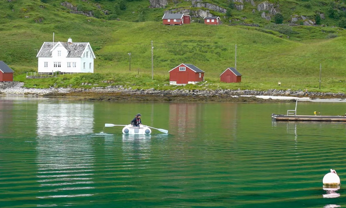 Storholmen - Sandøy: {"base": "no", "no": "Man kan ro inn til en liten flytebrygge", "se": "Man kan ro in till en liten flytbrygga", "en": "One can row to a small floating dock", "da": "Man kan ro ind til en lille flydebro"}