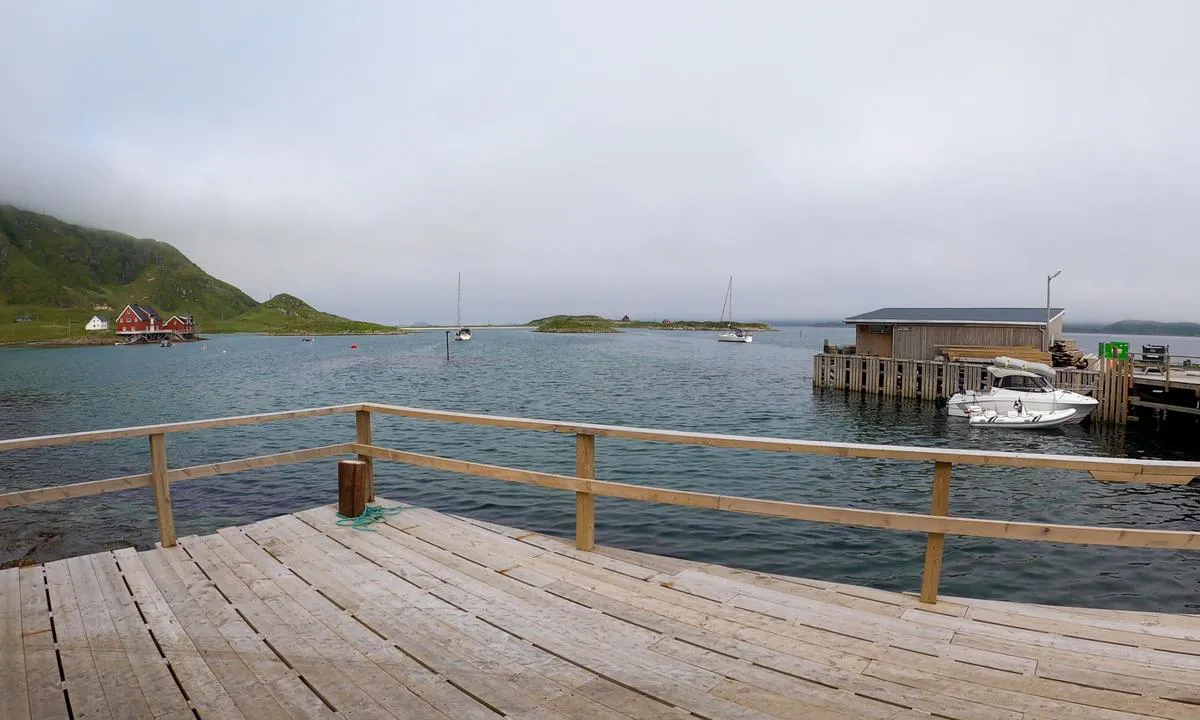 Storholmen - Sandøy: {"base": "no", "no": "Egner seg \u00e5 ligge p\u00e5 svai hvis det er lite vind", "se": "L\u00e4mpar sig att ligga p\u00e5 svaj om det \u00e4r lite vind", "en": "Suitable for anchoring if there is little wind", "da": "Egner sig til at ligge p\u00e5 svaj hvis der er lidt vind"}