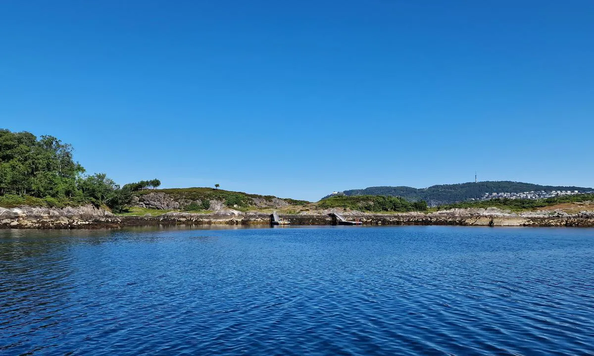Storholmen - Sula: {"base": "no", "no": "Fra s\u00f8r mot nord, da vi gikk i oppmerked led. Begge flytebrygger er godt synlig p\u00e5 bildet. Bildet tatt 8 juli 2023.", "se": "Fr\u00e5n s\u00f6der mot norr, d\u00e5 vi gick i utm\u00e4rkt led. B\u00e5da flytbryggorna \u00e4r v\u00e4l synliga p\u00e5 bilden. Bilden tagen 8 juli 2023.", "en": "From south to north, as we sailed in the marked channel. Both floating docks are clearly visible in the picture. Picture taken on July 8, 2023.", "da": "Fra syd mod nord, da vi fulgte den afm\u00e6rkede sejlrende. Begge flydebroer er tydeligt synlige p\u00e5 billedet. Billedet taget 8. juli 2023."}