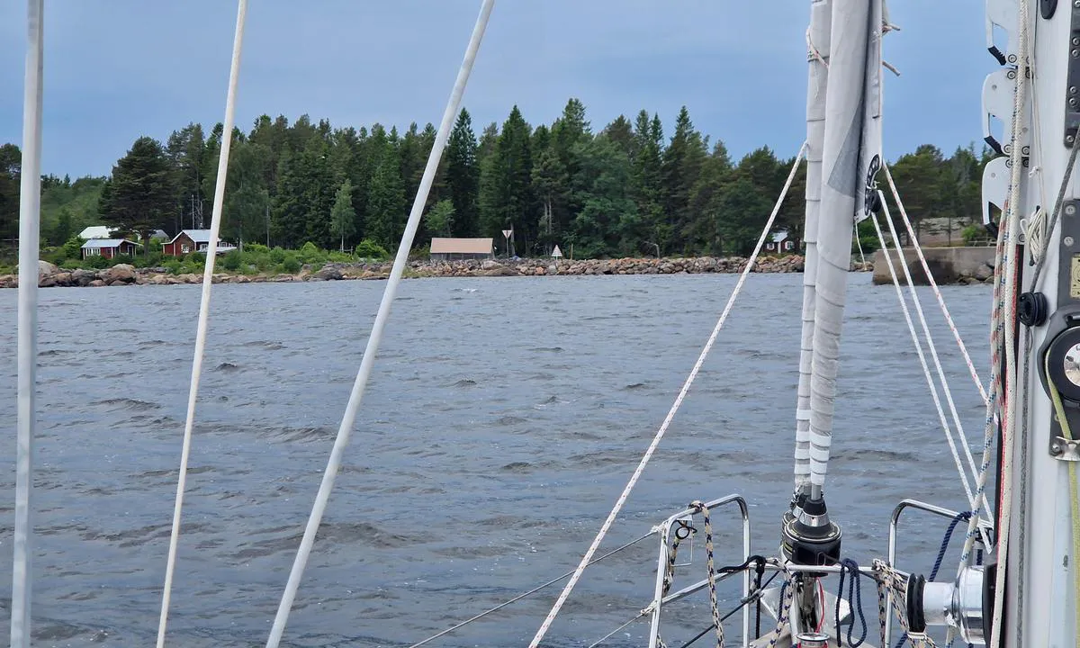 Storjungfrun Gästhamn: {"base": "en", "no": "Havnens innseiling er merket av to hvite trekanter. P\u00e5 babord side er det en stein som du risikerer \u00e5 treffe hvis du ikke f\u00f8lger dem.", "se": "Hamninloppet \u00e4r markerat med tv\u00e5 vita trianglar. Det finns en sten p\u00e5 babordssidan som du riskerar att tr\u00e4ffa om du inte f\u00f6ljer dem.", "en": "The harbour entry is marked by two white triangle.\r\nThere is a stone on the port side that you risk to hit if you do not follow them.", "da": "Havneindl\u00f8bet er markeret med to hvide trekanter. Der er en sten p\u00e5 bagbords side, som du risikerer at ramme, hvis du ikke f\u00f8lger dem.", "fr": "L'entr\u00e9e du port est marqu\u00e9e par deux triangles blancs. Il y a une pierre sur le c\u00f4t\u00e9 b\u00e2bord que vous risquez de heurter si vous ne les suivez pas.", "de": "Der Hafeneingang ist mit zwei wei\u00dfen Dreiecken markiert.<br>Auf der Backbordseite befindet sich ein Stein, den Sie riskieren zu treffen, wenn Sie ihnen nicht folgen.", "es": "La entrada al puerto est\u00e1 marcada por dos tri\u00e1ngulos blancos. Hay una piedra en el lado de babor con la que corre el riesgo de chocar si no los sigue.", "it": "L'ingresso del porto \u00e8 segnato da due triangoli bianchi. C'\u00e8 una pietra sul lato di sinistra che rischiate di colpire se non li seguite.", "pt": "A entrada do porto \u00e9 marcada por dois tri\u00e2ngulos brancos. H\u00e1 uma pedra no lado de bombordo que voc\u00ea corre o risco de atingir se n\u00e3o os seguir.", "nl": "De haveningang wordt gemarkeerd door twee witte driehoeken.<br>Er ligt een steen aan bakboordzijde die je kunt raken als je deze niet volgt.", "pl": "Wjazd do portu jest oznaczony dwoma bia\u0142ymi tr\u00f3jk\u0105tami. Po lewej burcie znajduje si\u0119 kamie\u0144, kt\u00f3ry mo\u017cesz uderzy\u0107, je\u015bli za nimi nie pod\u0105\u017cysz.", "uk": "\u0412\u0445\u0456\u0434 \u0443 \u0433\u0430\u0432\u0430\u043d\u044c \u043f\u043e\u0437\u043d\u0430\u0447\u0435\u043d\u0438\u0439 \u0434\u0432\u043e\u043c\u0430 \u0431\u0456\u043b\u0438\u043c\u0438 \u0442\u0440\u0438\u043a\u0443\u0442\u043d\u0438\u043a\u0430\u043c\u0438.<br> \u041d\u0430 \u043b\u0456\u0432\u043e\u043c\u0443 \u0431\u043e\u0440\u0442\u0443 \u0454 \u043a\u0430\u043c\u0456\u043d\u044c, \u0432 \u044f\u043a\u0438\u0439 \u0432\u0438 \u0440\u0438\u0437\u0438\u043a\u0443\u0454\u0442\u0435 \u0432\u0434\u0430\u0440\u0438\u0442\u0438\u0441\u044f, \u044f\u043a\u0449\u043e \u043d\u0435 \u0431\u0443\u0434\u0435\u0442\u0435 \u0441\u043b\u0456\u0434\u0443\u0432\u0430\u0442\u0438 \u0437\u0430 \u043d\u0438\u043c\u0438.", "ro": "Intrarea \u00een port este marcat\u0103 de dou\u0103 triunghiuri albe. Pe partea de babord se afl\u0103 o piatr\u0103 pe care risca\u021bi s\u0103 o lovi\u021bi dac\u0103 nu le urma\u021bi.", "tr": "Limana giri\u015f iki beyaz \u00fc\u00e7gen ile i\u015faretlenmi\u015ftir.<br> Takip etmedi\u011finiz takdirde \u00e7arpma riski ta\u015f\u0131d\u0131\u011f\u0131n\u0131z, iskelenin (sol taraf\u0131n) yan\u0131nda bir ta\u015f bulunmaktad\u0131r.", "el": "\u0397 \u03b5\u03af\u03c3\u03bf\u03b4\u03bf\u03c2 \u03c4\u03bf\u03c5 \u03bb\u03b9\u03bc\u03b1\u03bd\u03b9\u03bf\u03cd \u03b5\u03af\u03bd\u03b1\u03b9 \u03c3\u03b7\u03bc\u03b5\u03b9\u03c9\u03bc\u03ad\u03bd\u03b7 \u03bc\u03b5 \u03b4\u03cd\u03bf \u03bb\u03b5\u03c5\u03ba\u03ac \u03c4\u03c1\u03af\u03b3\u03c9\u03bd\u03b1. \u03a5\u03c0\u03ac\u03c1\u03c7\u03b5\u03b9 \u03ad\u03bd\u03b1\u03c2 \u03b2\u03c1\u03ac\u03c7\u03bf\u03c2 \u03c3\u03c4\u03b7\u03bd \u03b1\u03c1\u03b9\u03c3\u03c4\u03b5\u03c1\u03ae \u03c0\u03bb\u03b5\u03c5\u03c1\u03ac \u03c4\u03bf\u03c5 \u03bb\u03b9\u03bc\u03b1\u03bd\u03b9\u03bf\u03cd \u03c0\u03bf\u03c5 \u03b4\u03b9\u03b1\u03c4\u03c1\u03ad\u03c7\u03b5\u03c4\u03b5 \u03ba\u03af\u03bd\u03b4\u03c5\u03bd\u03bf \u03bd\u03b1 \u03c7\u03c4\u03c5\u03c0\u03ae\u03c3\u03b5\u03c4\u03b5 \u03b1\u03bd \u03b4\u03b5\u03bd \u03c4\u03b1 \u03b1\u03ba\u03bf\u03bb\u03bf\u03c5\u03b8\u03ae\u03c3\u03b5\u03c4\u03b5.", "cs": "Vjezd do p\u0159\u00edstavu je ozna\u010den dv\u011bma b\u00edl\u00fdmi troj\u00faheln\u00edky. Na levoboku je k\u00e1men, do kter\u00e9ho m\u016f\u017eete narazit, pokud je nesledujete.", "hu": "A kik\u00f6t\u0151 bej\u00e1rat\u00e1t k\u00e9t feh\u00e9r h\u00e1romsz\u00f6g jel\u00f6li. A bal oldalon van egy k\u0151, amelyet kock\u00e1ztat, ha nem k\u00f6veti a jelz\u00e9seket.", "fi": "Satamaan saapuminen on merkitty kahdella valkoisella kolmiolla. Sataman vasemmalla puolella on kivi, johon voit t\u00f6rm\u00e4t\u00e4, jos et seuraa niit\u00e4.", "bg": "\u0412\u0445\u043e\u0434\u044a\u0442 \u043d\u0430 \u043f\u0440\u0438\u0441\u0442\u0430\u043d\u0438\u0449\u0435\u0442\u043e \u0435 \u043e\u0431\u043e\u0437\u043d\u0430\u0447\u0435\u043d \u0441 \u0434\u0432\u0430 \u0431\u0435\u043b\u0438 \u0442\u0440\u0438\u044a\u0433\u044a\u043b\u043d\u0438\u043a\u0430. \u0418\u043c\u0430 \u043a\u0430\u043c\u044a\u043a \u043e\u0442 \u043b\u0435\u0432\u0438\u044f \u0431\u043e\u0440\u0434, \u043a\u043e\u0439\u0442\u043e \u0440\u0438\u0441\u043a\u0443\u0432\u0430\u0442\u0435 \u0434\u0430 \u0443\u0434\u0430\u0440\u0438\u0442\u0435, \u0430\u043a\u043e \u043d\u0435 \u0433\u0438 \u0441\u043b\u0435\u0434\u0432\u0430\u0442\u0435.", "sr": "Ulazak u luku je ozna\u010den sa dva bela trougla.<br>Na levoj strani je kamen koji mo\u017eete udariti ako ih ne pratite.", "et": "Sadamasse sisenemine on t\u00e4histatud kahe valge kolmnurgaga. T\u00fc\u00fcrpoordis on kivi, millesse v\u00f5id sisse s\u00f5ita, kui neist ei j\u00e4rgi.", "lv": "Ostas ieeja ir atz\u012bm\u0113ta ar diviem baltiem trijst\u016briem. Ostas kreisaj\u0101 pus\u0113 ir akmens, kuru j\u016bs risk\u0113jat ietriekties, ja tam nesekosiet.", "lt": "\u012eplaukimas \u012f uost\u0105 pa\u017eym\u0117tas dviem baltais trikampiais. Uosto kair\u0117je pus\u0117je yra akmuo, kur\u012f galite atsitrenkti, jei j\u0173 nesilaikysite."}