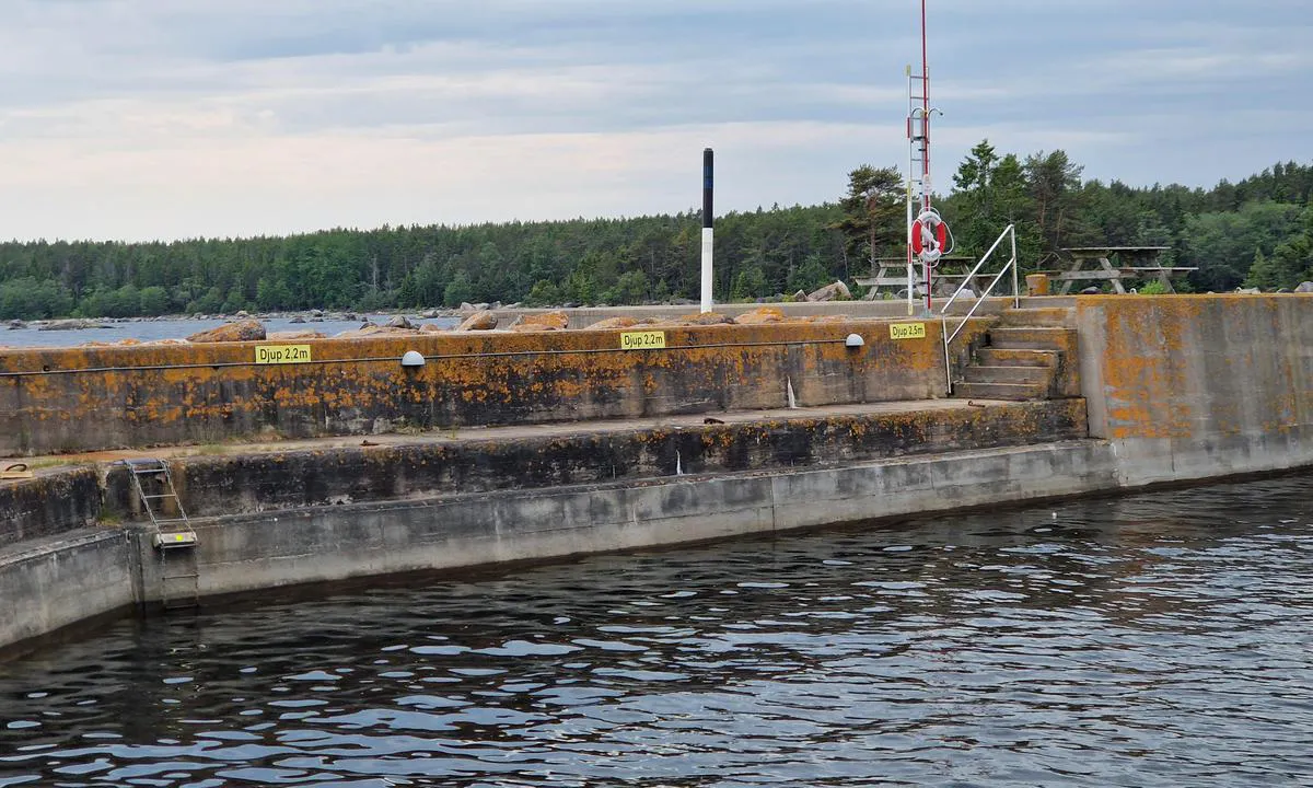 Storjungfrun Gästhamn: {"base": "en", "no": "Dybden varierer, men er over 2m.", "se": "Djupet varierar men \u00e4r \u00f6ver 2m.", "en": "Depth varies but are over 2m.", "da": "Dybden varierer, men er over 2 m.", "fr": "La profondeur varie mais est sup\u00e9rieure \u00e0 2 m.", "de": "Die Tiefe variiert, betr\u00e4gt aber \u00fcber 2m.", "es": "La profundidad var\u00eda pero es mayor a 2m.", "it": "La profondit\u00e0 varia ma \u00e8 oltre 2m.", "pt": "A profundidade varia, mas \u00e9 superior a 2m.", "nl": "Diepte varieert maar is meer dan 2m.", "pl": "G\u0142\u0119boko\u015b\u0107 zmienna, ale powy\u017cej 2m.", "uk": "\u0413\u043b\u0438\u0431\u0438\u043d\u0430 \u0437\u043c\u0456\u043d\u044e\u0454\u0442\u044c\u0441\u044f, \u0430\u043b\u0435 \u043f\u0435\u0440\u0435\u0432\u0438\u0449\u0443\u0454 2 \u043c.", "ro": "Ad\u00e2ncimea variaz\u0103, dar este de peste 2m.", "tr": "Derinlik de\u011fi\u015fkenlik g\u00f6sterir fakat 2 metreden fazlad\u0131r.", "el": "\u03a4\u03bf \u03b2\u03ac\u03b8\u03bf\u03c2 \u03c0\u03bf\u03b9\u03ba\u03af\u03bb\u03b5\u03b9 \u03b1\u03bb\u03bb\u03ac \u03b5\u03af\u03bd\u03b1\u03b9 \u03c0\u03ac\u03bd\u03c9 \u03b1\u03c0\u03cc 2 \u03bc\u03ad\u03c4\u03c1\u03b1.", "cs": "Hloubka se li\u0161\u00ed, ale je v\u011bt\u0161\u00ed ne\u017e 2 m.", "hu": "A m\u00e9lys\u00e9g v\u00e1ltoz\u00f3, de t\u00f6bb mint 2 m\u00e9ter.", "fi": "Syvyys vaihtelee, mutta on yli 2m.", "bg": "\u0414\u044a\u043b\u0431\u043e\u0447\u0438\u043d\u0430\u0442\u0430 \u0432\u0430\u0440\u0438\u0440\u0430, \u043d\u043e \u043d\u0430\u0432\u0441\u044f\u043a\u044a\u0434\u0435 \u0435 \u043d\u0430\u0434 2\u043c.", "sr": "Dubina varira, ali je preko 2m.", "et": "S\u00fcgavus varieerub, kuid on \u00fcle 2m.", "lv": "Dzi\u013cums ir main\u012bgs, bet p\u0101rsniedz 2m.", "lt": "Gylis \u012fvairus, bet yra daugiau kaip 2m."}