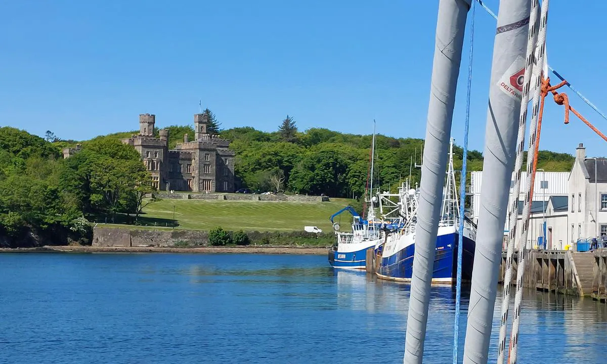 Stornoway Harbour: {"base": "en", "no": "Siste innseiling", "se": "Slutlig ankomst", "en": "Final approach", "da": "Endelig tilgang", "fr": "Approche finale", "de": "Endansteuerung", "es": "Enfoque final", "it": "Approccio finale", "pt": "Aproxima\u00e7\u00e3o final", "nl": "Laatste benadering", "pl": "Ostatnie podej\u015bcie", "uk": "\u0424\u0456\u043d\u0430\u043b\u044c\u043d\u0438\u0439 \u043f\u0456\u0434\u0445\u0456\u0434", "ro": "Abordare final\u0103", "tr": "Son yakla\u015f\u0131m", "el": "\u03a4\u03b5\u03bb\u03b9\u03ba\u03ae \u03c0\u03c1\u03bf\u03c3\u03ad\u03b3\u03b3\u03b9\u03c3\u03b7", "cs": "Fin\u00e1ln\u00ed p\u0159ibl\u00ed\u017een\u00ed", "hu": "V\u00e9gs\u0151 megk\u00f6zel\u00edt\u00e9s", "fi": "Loppul\u00e4hestyminen", "bg": "\u041f\u043e\u0441\u043b\u0435\u0434\u0435\u043d \u043f\u043e\u0434\u0445\u043e\u0434", "sr": "Zavr\u0161ni pristup", "et": "L\u00f5pp l\u00e4henemine", "lv": "Nobeiguma tuvo\u0161an\u0101s", "lt": "Galutin\u0117 prieiga"}