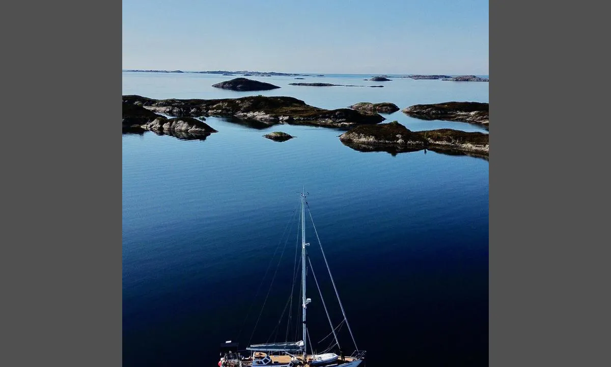 Storværbukta: {"base": "no", "no": "Bj\u00f8rnsund  og storhavet i bakgrunnen", "se": "Bj\u00f8rnsund och det stora havet i bakgrunden", "en": "Bj\u00f8rnsund and the open sea in the background", "da": "Bj\u00f8rnsund og storhavet i baggrunden", "fr": "Bj\u00f8rnsund et le grand large en arri\u00e8re-plan", "de": "Bj\u00f8rnsund und das offene Meer im Hintergrund", "es": "Bj\u00f8rnsund y el oc\u00e9ano abierto en el fondo", "it": "Bj\u00f8rnsund e il vasto oceano sullo sfondo", "pt": "Bj\u00f8rnsund e o oceano aberto ao fundo", "nl": "Bj\u00f8rnsund en de grote zee op de achtergrond", "pl": "Bj\u00f8rnsund i otwarte morze w tle", "uk": "\u0411\u044c\u043e\u0440\u043d\u0441\u0443\u043d\u0434 \u0456 \u0432\u0435\u043b\u0438\u043a\u0435 \u043c\u043e\u0440\u0435 \u043d\u0430 \u0437\u0430\u0434\u043d\u044c\u043e\u043c\u0443 \u043f\u043b\u0430\u043d\u0456", "ro": "Bj\u00f8rnsund \u0219i marea \u00een fundal", "tr": "Bj\u00f8rnsund ve arka planda B\u00fcy\u00fck Okyanus", "el": "\u039f \u039c\u03c0\u03b3\u03b9\u03ad\u03c1\u03bd\u03c3\u03bf\u03c5\u03bd\u03c4 \u03ba\u03b1\u03b9 \u03bf \u03b1\u03bd\u03bf\u03b9\u03c7\u03c4\u03cc\u03c2 \u03c9\u03ba\u03b5\u03b1\u03bd\u03cc\u03c2 \u03c3\u03c4\u03bf \u03b2\u03ac\u03b8\u03bf\u03c2", "cs": "Bj\u00f8rnsund a otev\u0159en\u00e9 mo\u0159e v pozad\u00ed", "hu": "Bj\u00f8rnsund \u00e9s a nagy tenger a h\u00e1tt\u00e9rben", "fi": "Bj\u00f8rnsund ja ulkomeri taustalla", "bg": "\u0411\u044c\u043e\u0440\u043d\u0441\u0443\u043d\u0434 \u0438 \u043e\u0442\u043a\u0440\u0438\u0442\u043e\u0442\u043e \u043c\u043e\u0440\u0435 \u043d\u0430 \u0437\u0430\u0434\u0435\u043d \u043f\u043b\u0430\u043d", "sr": "Bjornsjund \u0438 \u0432\u0435\u043b\u0438\u043a\u043e \u043c\u043e\u0440\u0435 \u0443 \u043f\u043e\u0437\u0430\u0434\u0438\u043d\u0438", "et": "Bj\u00f8rnsund ja avamere taustal", "lv": "Bj\u00f8rnsund un liel\u0101 j\u016bra fon\u0101", "lt": "Bj\u00f8rnsundas ir platusis vandenynas fone"}