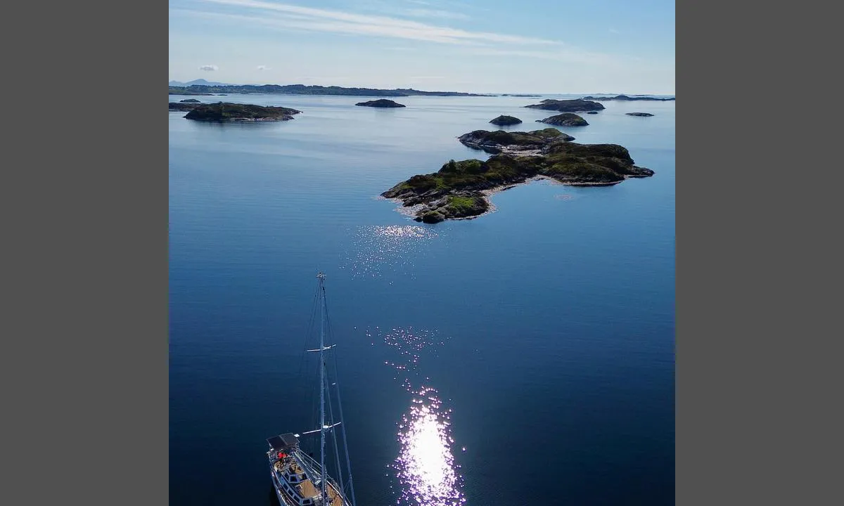 Storværbukta: {"base": "no", "no": "En ligger helt omkranset av holmer og skj\u00e6r som beskytter mot storhavet utenfor", "se": "En ligger helt omgiven av holmar och sk\u00e4r som skyddar mot storhavet utanf\u00f6r", "en": "One lies completely surrounded by islets and skerries that protect against the open sea outside", "da": "En ligger helt omgivet af holme og sk\u00e6r som beskytter mod det store hav udenfor", "fr": "Il est enti\u00e8rement entour\u00e9 d'\u00eelots et d'\u00e9cueils qui prot\u00e8gent contre le large.", "de": "Ein liegt v\u00f6llig umgeben von Holmen und Sch\u00e4ren, die vor dem offenen Meer drau\u00dfen sch\u00fctzen.", "es": "Un lugar est\u00e1 completamente rodeado de islotes \u200b\u200by arrecifes que protegen contra el oc\u00e9ano abierto afuera", "it": "Uno \u00e8 completamente circondato da isolette e scogli che proteggono dal mare aperto esterno", "pt": "Um est\u00e1 completamente cercado por ilhas e rochedos que protegem contra o mar aberto l\u00e1 fora", "nl": "Een ligt volledig omgeven door eilandjes en klippen die bescherming bieden tegen de grote zee er buiten", "pl": "Le\u017cy ca\u0142kowicie otoczony przez wysepki i rafy, kt\u00f3re chroni\u0105 przed otwartym morzem na zewn\u0105trz.", "uk": "\u041e\u0434\u043d\u0430 \u0440\u043e\u0437\u0442\u0430\u0448\u043e\u0432\u0430\u043d\u0430 \u043f\u043e\u0432\u043d\u0456\u0441\u0442\u044e \u043e\u0442\u043e\u0447\u0435\u043d\u043e\u044e \u043e\u0441\u0442\u0440\u043e\u0432\u0430\u043c\u0438 \u0456 \u0440\u0438\u0444\u0430\u043c\u0438, \u044f\u043a\u0456 \u0437\u0430\u0445\u0438\u0449\u0430\u044e\u0442\u044c \u0432\u0456\u0434 \u0432\u0456\u0434\u043a\u0440\u0438\u0442\u043e\u0433\u043e \u043c\u043e\u0440\u044f \u0437\u043e\u0432\u043d\u0456", "ro": "Unul este \u00eenconjurat complet de insule \u0219i st\u00e2nci care protejeaz\u0103 \u00eempotriva oceanului larg din afar\u0103", "tr": "Tamamen adac\u0131klar ve kayal\u0131klarla \u00e7evrili bir yerde bulunur ve d\u0131\u015far\u0131daki b\u00fcy\u00fck denize kar\u015f\u0131 korunur.", "el": "\u0392\u03c1\u03af\u03c3\u03ba\u03b5\u03c4\u03b1\u03b9 \u03b5\u03bd\u03c4\u03b5\u03bb\u03ce\u03c2 \u03c0\u03b5\u03c1\u03b9\u03c4\u03c1\u03b9\u03b3\u03c5\u03c1\u03b9\u03c3\u03bc\u03ad\u03bd\u03b7 \u03b1\u03c0\u03cc \u03bd\u03b7\u03c3\u03af\u03b4\u03b5\u03c2 \u03ba\u03b1\u03b9 \u03c5\u03c6\u03ac\u03bb\u03bf\u03c5\u03c2 \u03c0\u03bf\u03c5 \u03c0\u03c1\u03bf\u03c3\u03c4\u03b1\u03c4\u03b5\u03cd\u03bf\u03c5\u03bd \u03b1\u03c0\u03cc \u03c4\u03b7\u03bd \u03b1\u03bd\u03bf\u03b9\u03c7\u03c4\u03ae \u03b8\u03ac\u03bb\u03b1\u03c3\u03c3\u03b1 \u03ad\u03be\u03c9", "cs": "Le\u017e\u00ed zcela obklopen\u00fd ostr\u016fvky a skalisky, kter\u00e9 jej chr\u00e1n\u00ed p\u0159ed \u0161ir\u00fdm mo\u0159em venku", "hu": "Teljesen szigetek \u00e9s z\u00e1tonyok veszik k\u00f6r\u00fcl, amelyek megv\u00e9dik a k\u00fcls\u0151 ny\u00edlt tengert\u0151l.", "fi": "Se sijaitsee aivan saarien ja kareiden ymp\u00e4r\u00f6im\u00e4n\u00e4, jotka suojaavat ulkomerelt\u00e4", "bg": "\u0415\u0434\u043d\u043e\u0442\u043e \u0441\u0435 \u043d\u0430\u043c\u0438\u0440\u0430 \u043d\u0430\u043f\u044a\u043b\u043d\u043e \u043e\u0431\u0433\u0440\u0430\u0434\u0435\u043d\u043e \u043e\u0442 \u043e\u0441\u0442\u0440\u043e\u0432\u0438 \u0438 \u0441\u043a\u0430\u043b\u0438, \u043a\u043e\u0438\u0442\u043e \u043f\u0440\u0435\u0434\u043f\u0430\u0437\u0432\u0430\u0442 \u043e\u0442 \u043e\u0442\u043a\u0440\u0438\u0442\u043e \u043c\u043e\u0440\u0435 \u043e\u0442\u0432\u044a\u043d", "sr": "Jedan se nalazi potpuno okru\u017een holmama i grebenima koji \u0161tite od otvorenog mora spolja", "et": "\u00dcks asub t\u00e4ielikult kaljude ja madalike keskel, mis kaitsevad avamere eest", "lv": "Vieta ir piln\u012bgi ieskauta klin\u0161ainu sali\u0146u un s\u0113k\u013cu, kas aizsarg\u0101 pret atkl\u0101to oke\u0101nu \u0101rpus\u0113", "lt": "Vienas yra visi\u0161kai apsuptas saleli\u0173 ir rif\u0173, kurie apsaugo nuo atviro vandenyno i\u0161or\u0117je"}
