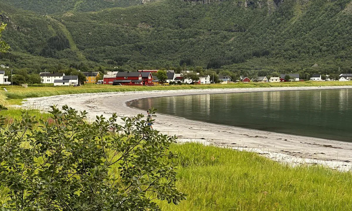 Storvik: {"base": "no", "no": "Fra gjestehavna er det flott \u00e5 g\u00e5 langs stranda.", "se": "Fr\u00e5n g\u00e4sthamnen \u00e4r det fantastiskt att promenera l\u00e4ngs stranden.", "en": "From the guest harbor, it is wonderful to walk along the beach.", "da": "Fra g\u00e6stehavnen er det fantastisk at g\u00e5 langs stranden."}