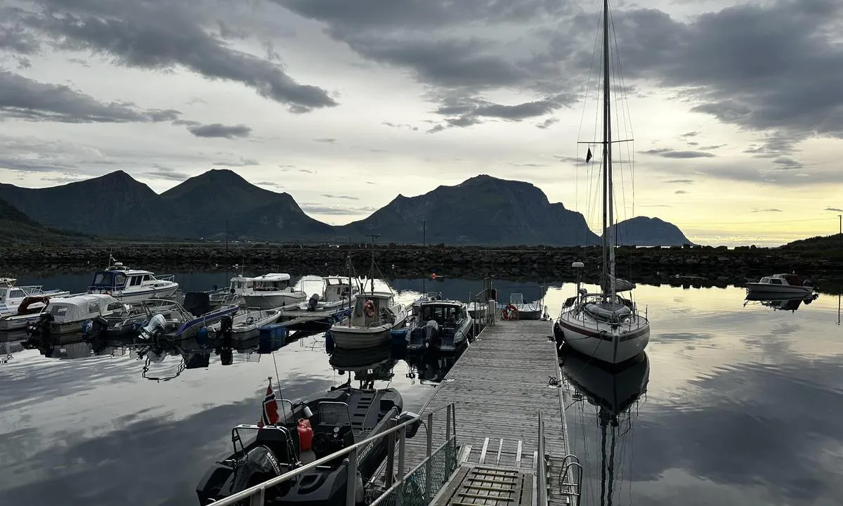 Storvik: {"base": "no", "no": "Gjestebrygga er helt innerst havna, der seilb\u00e5ten ligger", "se": "G\u00e4stbryggan ligger l\u00e4ngst in i hamnen, d\u00e4r segelb\u00e5ten \u00e4r f\u00f6rt\u00f6jd", "en": "The guest pier is at the very innermost part of the harbor, where the sailboat is docked.", "da": "G\u00e6stebroen er helt inderst i havnen, hvor sejlb\u00e5den ligger"}