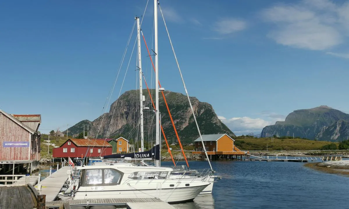 Støtt Havn: {"base": "no", "no": "Nye fine flytebrygger b\u00e5de p\u00e5 restauranten og fiskemottaks kaien.", "se": "Nya fina flytbryggor b\u00e5de vid restaurangen och fiskeanl\u00e4ggningskajen.", "en": "New fine floating docks both at the restaurant and the fish reception quay.", "da": "Nye fine flydebroer b\u00e5de ved restauranten og fiskemodtagelsens kaj."}