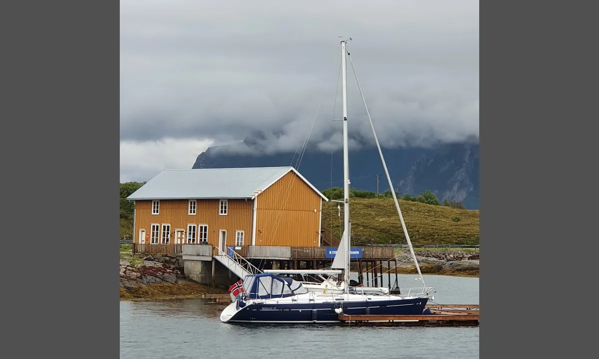 Støtt Havn: {"base": "no", "no": "Brygga innerst i havnen lite egnet for v\u00e5r b\u00e5t (41 fot). Grunt og f\u00e5 fort\u00f8yningsringer.", "se": "Bryggan l\u00e4ngst in i hamnen lite l\u00e4mplig f\u00f6r v\u00e5r b\u00e5t (41 fot). Grunt och f\u00e5 f\u00f6rt\u00f6jningsringar.", "en": "The dock at the innermost part of the harbor is not very suitable for our boat (41 feet). Shallow and few mooring rings.", "da": "Bryggen inderst i havnen er ikke egnet for vores b\u00e5d (41 fod). Lavvandet og f\u00e5 fort\u00f8jningsringe."}
