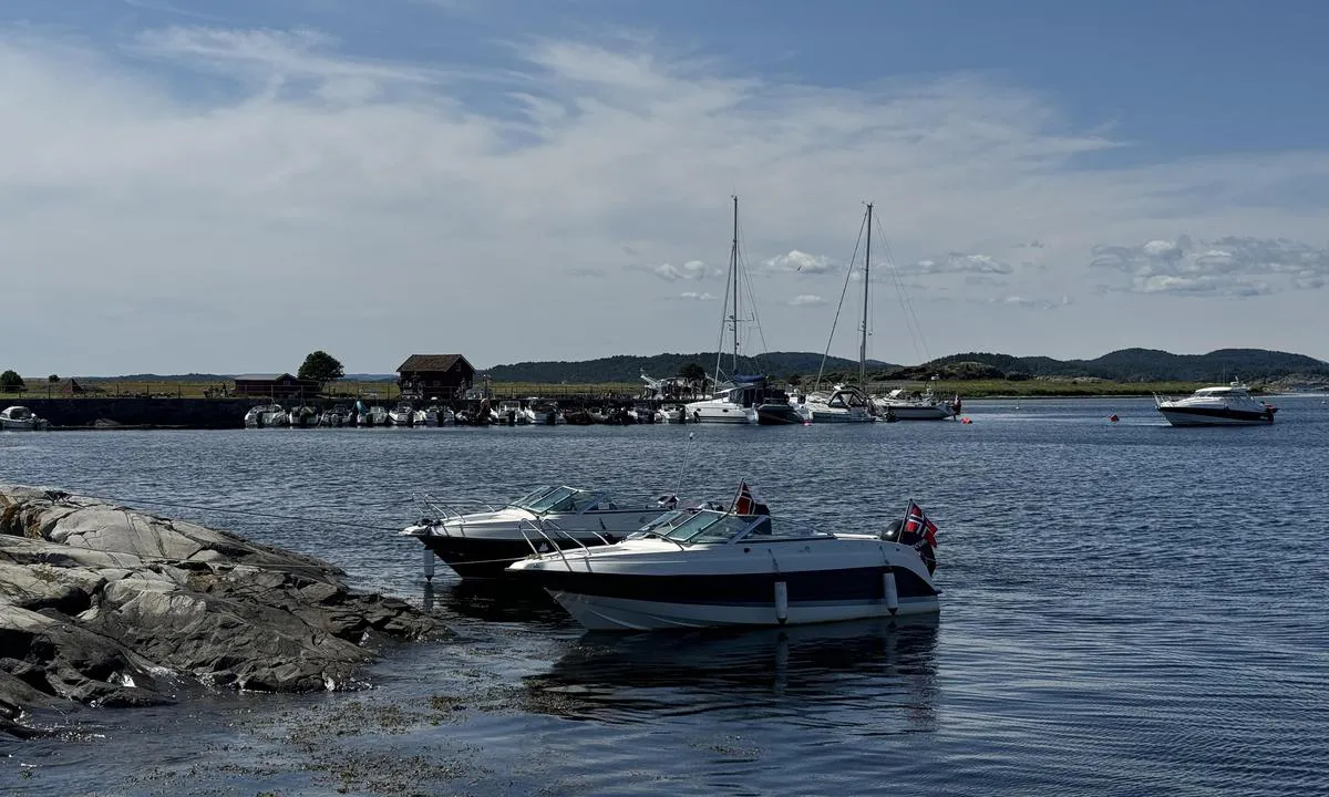 Stråholmen: {"base": "no", "no": "P\u00e5 utsiden av moloen er det plass til mange sm\u00e5b\u00e5ter p\u00e5 \u00f8stside", "se": "P\u00e5 utsidan av piren finns det plats f\u00f6r m\u00e5nga sm\u00e5 b\u00e5tar p\u00e5 \u00f6stra sidan", "en": "On the outside of the breakwater, there is space for many small boats on the east side", "da": "P\u00e5 ydersiden af molen er der plads til mange sm\u00e5b\u00e5de p\u00e5 \u00f8stsiden"}