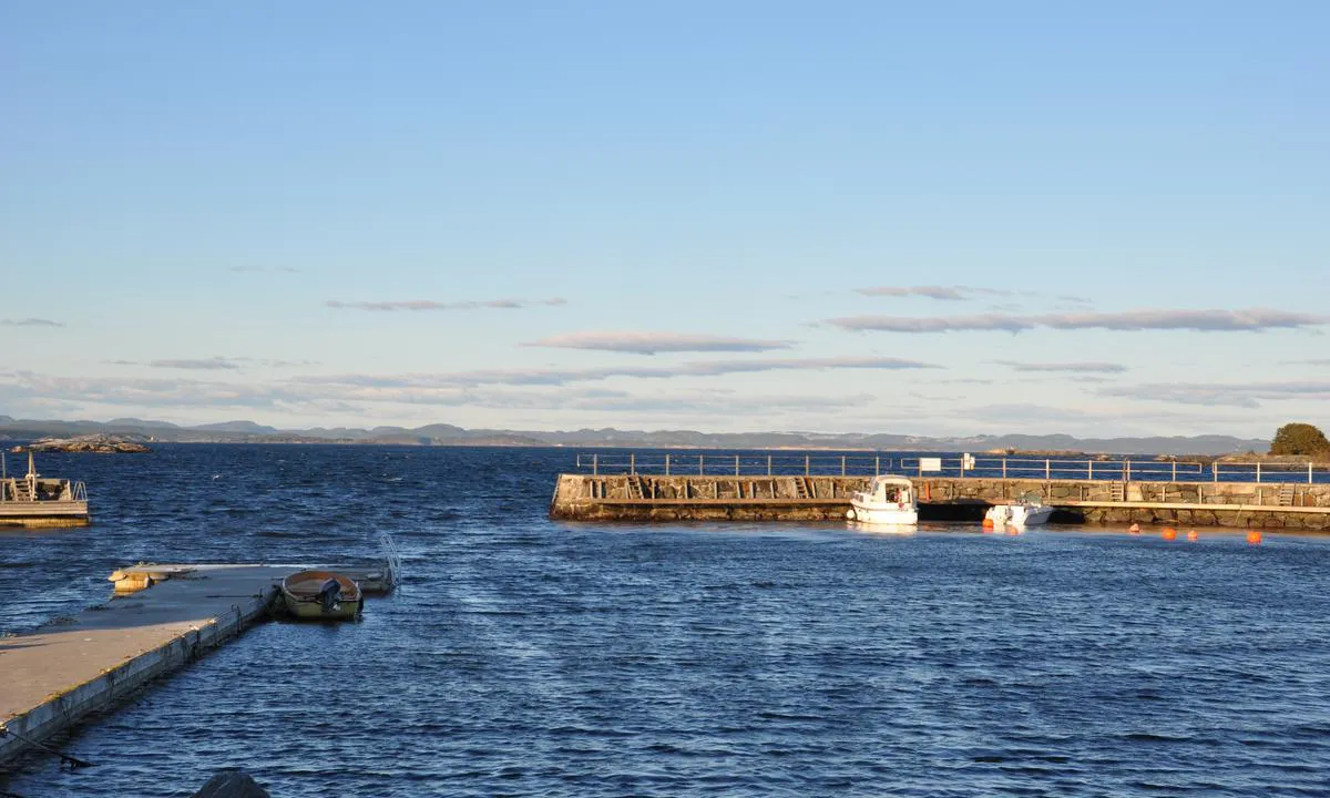 Stråholmen: {"base": "no", "no": "Fra innsiden av moloen med utsikt nordover mot Langesund.", "se": "Fr\u00e5n insidan av piren med utsikt norrut mot Langesund.", "en": "From inside the breakwater with a view northward towards Langesund.", "da": "Fra indersiden af molen med udsigt nordp\u00e5 mod Langesund."}