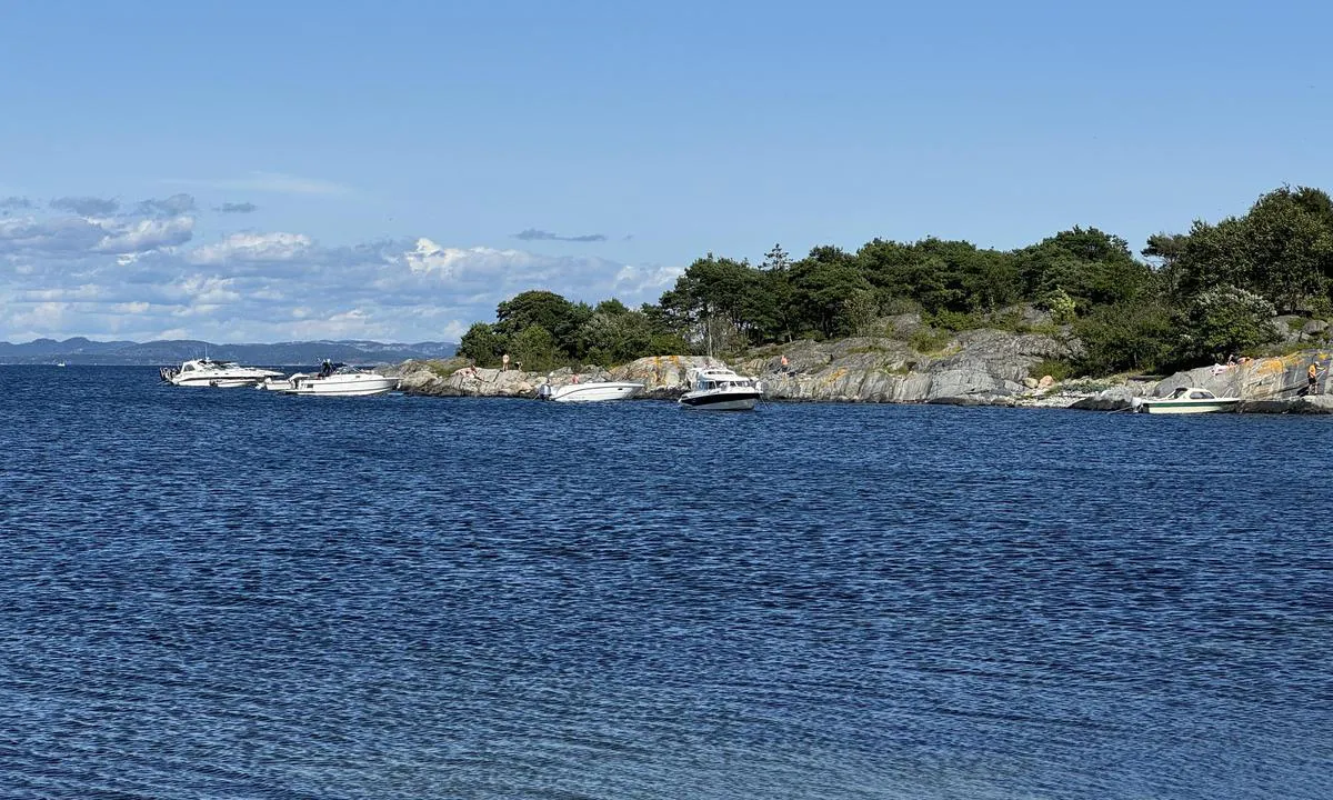 Stråholmen: {"base": "no", "no": "Flere gode oppankringsplasser mot \u00f8st fra havnen", "se": "Flera bra ankringsplatser \u00f6ster om hamnen", "en": "Several good anchoring spots to the east of the harbor", "da": "Flere gode ankringspladser mod \u00f8st fra havnen"}