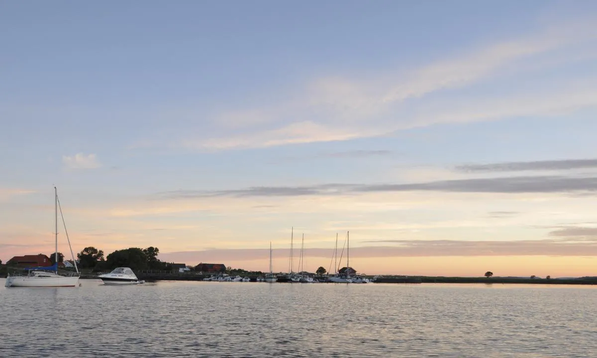 Stråholmen: {"base": "no", "no": "P\u00e5 svai utenfor moloen. Utsikt mot s\u00f8r.", "se": "P\u00e5 svaj utanf\u00f6r piren. Utsikt mot s\u00f6der.", "en": "At anchor outside the breakwater. View to the south.", "da": "P\u00e5 svaj uden for molen. Udsigt mod syd."}