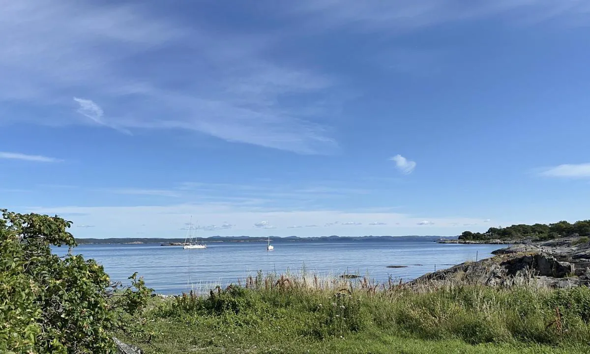 Stråholmen: {"base": "no", "no": "Svaiomr\u00e5de nord for moloen.", "se": "Svajomr\u00e5de norr om piren.", "en": "Swing area north of the breakwater.", "da": "Svajeomr\u00e5de nord for molen."}