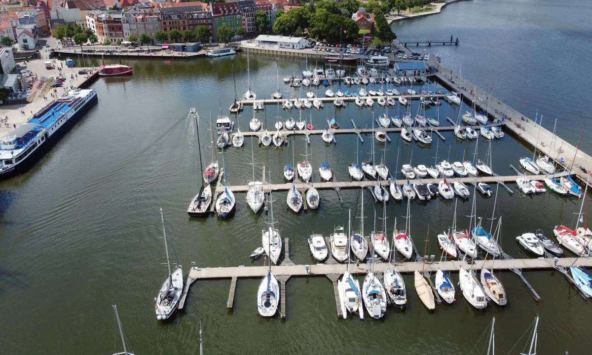 {"base": "en", "no": "Stralsund Bymarina", "se": "Stralsund City Marina", "en": "Stralsund City Marina", "da": "Stralsund City Marina"}