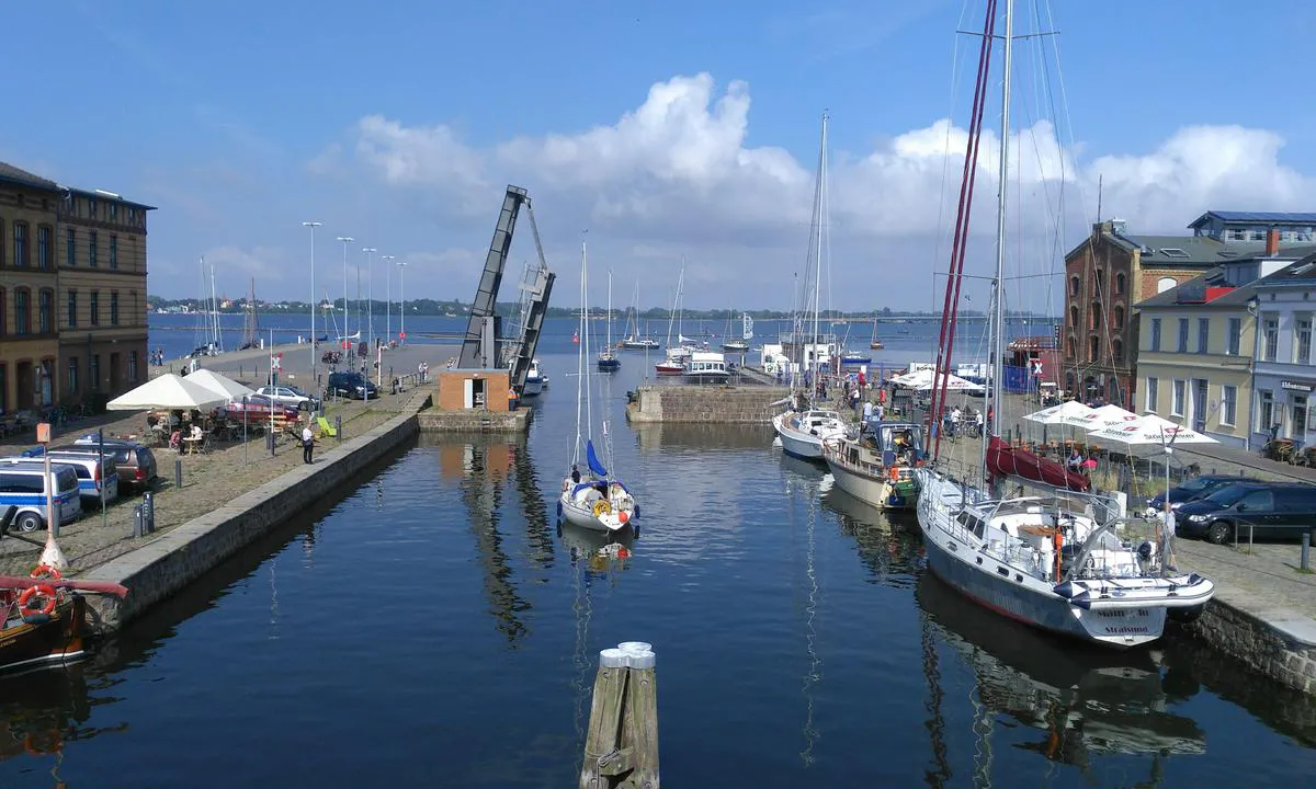 Stralsund City Marina: {"base": "de", "no": "Inngang til de gamle indre bryggene", "se": "Infart till de gamla inv\u00e4ndiga bryggorna", "en": "Entrance to the old inner docks", "da": "Indsejling til de gamle indre kajer", "fr": "Acc\u00e8s aux anciens quais int\u00e9rieurs", "de": "Einfahrt zu den alten Innenliegenden Anlegern", "es": "Entrada a los antiguos embarcaderos interiores", "it": "Ingresso ai vecchi pontili interni", "pt": "Entrada para os antigos cais internos", "nl": "Ingang naar de oude binnenste aanlegplaatsen", "pl": "Wej\u015bcie do starych wewn\u0119trznych nabrze\u017cy", "uk": "\u0412\u0445\u0456\u0434 \u0434\u043e \u0441\u0442\u0430\u0440\u0438\u0445 \u0432\u043d\u0443\u0442\u0440\u0456\u0448\u043d\u0456\u0445 \u043f\u0440\u0438\u0447\u0430\u043b\u0456\u0432", "ro": "Intrarea la vechile puncte de acostare interioare", "tr": "Eski \u0130\u00e7 Yana\u015fma Yerlerine Giri\u015f", "el": "\u0395\u03af\u03c3\u03bf\u03b4\u03bf\u03c2 \u03c0\u03c1\u03bf\u03c2 \u03c4\u03b9\u03c2 \u03c0\u03b1\u03bb\u03b9\u03ad\u03c2 \u03b5\u03c3\u03c9\u03c4\u03b5\u03c1\u03b9\u03ba\u03ad\u03c2 \u03c0\u03c1\u03bf\u03b2\u03bb\u03ae\u03c4\u03b5\u03c2", "cs": "Vjezd ke star\u00fdm vnit\u0159n\u00edm p\u0159\u00edstavi\u0161t\u00edm", "hu": "Behajt\u00e1s a r\u00e9gi bels\u0151 kik\u00f6t\u0151helyekhez", "fi": "Sis\u00e4\u00e4najo vanhoille sis\u00e4puolisille laitureille", "bg": "\u0412\u0445\u043e\u0434 \u043a\u044a\u043c \u0441\u0442\u0430\u0440\u0438\u0442\u0435 \u0432\u044a\u0442\u0440\u0435\u0448\u043d\u0438 \u043a\u0435\u0439\u043e\u0432\u0435", "sr": "\u0423\u043b\u0430\u0437 \u0434\u043e \u0441\u0442\u0430\u0440\u0438\u0445 \u0443\u043d\u0443\u0442\u0440\u0430\u0448\u045a\u0438\u0445 \u0432\u0435\u0437\u0438\u0448\u0442\u0430", "et": "Sisenemine vanade sisemistele kaiadele", "lv": "Iebrauk\u0161ana vecajos iek\u0161\u0113jos piest\u0101t\u0146u viet\u0101s", "lt": "\u012eplaukimas \u012f senus vidinius prisi\u0161vartavimo ta\u0161kus"}