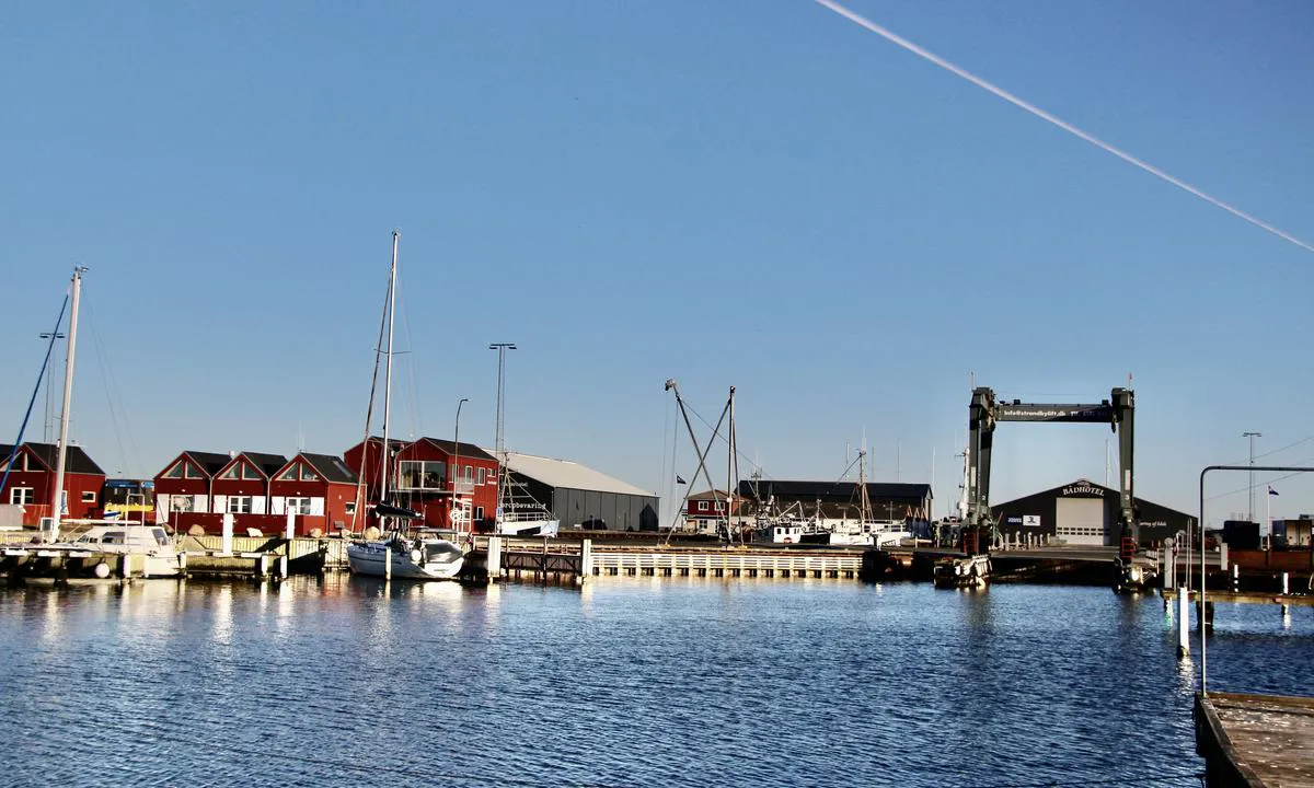 Strandby: {"base": "no", "no": "Stort v\u00e6rft her, tror kranen fint greier 30 tonn,", "se": "Stort varv h\u00e4r, tror att kranen klarar 30 ton bra,", "en": "Large shipyard here, I believe the crane easily handles 30 tons.", "da": "Stort v\u00e6rft her, mener kranen klarer 30 tons fint."}