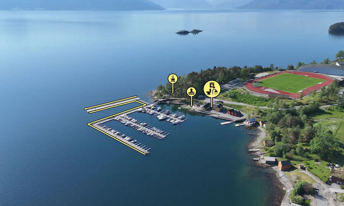 Strandebarm: {"base": "no", "no": "B\u00e5thavn med badestrand og servicebygg. Minigolf, trengingsapparater og idrettsbane lengre bak. Tursti i skogen til venstre.", "se": "B\u00e5thamn med badstrand och servicebyggnad. Minigolf, tr\u00e4ningsapparater och idrottsplats l\u00e4ngre bak. Vandringsled i skogen till v\u00e4nster.", "en": "Marina with beach and service building. Mini golf, exercise equipment, and sports field further back. Hiking trail in the forest to the left.", "da": "B\u00e5dehavn med badestrand og servicebygning. Minigolf, tr\u00e6ningsudstyr og idr\u00e6tsbane l\u00e6ngere bagved. Sti i skoven til venstre."}