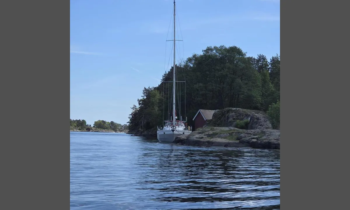 Strandholmen: {"base": "no", "no": "Det er ogs\u00e5 mulig \u00e5 ligge inntil den lille holmen mot vest.", "se": "Det \u00e4r ocks\u00e5 m\u00f6jligt att l\u00e4gga till vid den lilla holmen mot v\u00e4st.", "en": "It is also possible to lie alongside the small islet to the west.", "da": "Det er ogs\u00e5 muligt at ligge ved den lille holm mod vest.", "fr": "Il est \u00e9galement possible de s'amarrer \u00e0 la petite \u00eele \u00e0 l'ouest.", "de": "Es ist auch m\u00f6glich, an der kleinen Insel im Westen festzumachen.", "es": "Tambi\u00e9n es posible amarrar junto al peque\u00f1o islote hacia el oeste.", "it": "\u00c8 anche possibile ormeggiare vicino al piccolo isolotto verso ovest.", "pt": "Tamb\u00e9m \u00e9 poss\u00edvel atracar junto ao pequeno ilh\u00e9u a oeste.", "nl": "Het is ook mogelijk om langs het kleine eilandje in het westen aan te leggen.", "pl": "Jest r\u00f3wnie\u017c mo\u017cliwe cumowanie obok ma\u0142ej wysepki na zachodzie.", "uk": "\u041c\u043e\u0436\u043d\u0430 \u0442\u0430\u043a\u043e\u0436 \u0441\u0442\u0430\u0442\u0438 \u0431\u0456\u043b\u044f \u043d\u0435\u0432\u0435\u043b\u0438\u043a\u043e\u0433\u043e \u043e\u0441\u0442\u0440\u043e\u0432\u0430 \u043d\u0430 \u0437\u0430\u0445\u043e\u0434\u0456.", "ro": "Este de asemenea posibil s\u0103 sta\u021biona\u021bi l\u00e2ng\u0103 mica insul\u0103 spre vest.", "tr": "Bat\u0131ya do\u011fru k\u00fc\u00e7\u00fck adac\u0131\u011fa yana\u015fmak da m\u00fcmk\u00fcnd\u00fcr.", "el": "\u0395\u03af\u03bd\u03b1\u03b9 \u03b5\u03c0\u03af\u03c3\u03b7\u03c2 \u03b4\u03c5\u03bd\u03b1\u03c4\u03cc \u03bd\u03b1 \u03b4\u03ad\u03c3\u03b5\u03c4\u03b5 \u03b4\u03af\u03c0\u03bb\u03b1 \u03c3\u03c4\u03b7 \u03bc\u03b9\u03ba\u03c1\u03ae \u03bd\u03b7\u03c3\u03af\u03b4\u03b1 \u03c0\u03c1\u03bf\u03c2 \u03c4\u03b1 \u03b4\u03c5\u03c4\u03b9\u03ba\u03ac.", "cs": "Je tak\u00e9 mo\u017en\u00e9 kotvit u mal\u00e9ho ostr\u016fvku na z\u00e1pad\u011b.", "hu": "Lehets\u00e9ges a nyugati kis szigethez is k\u00f6zel\u00edteni.", "fi": "On my\u00f6s mahdollista kiinnitty\u00e4 pieneen saareen l\u00e4nness\u00e4.", "bg": "\u0412\u044a\u0437\u043c\u043e\u0436\u043d\u043e \u0435 \u0441\u044a\u0449\u043e \u0442\u0430\u043a\u0430 \u0434\u0430 \u0441\u0435 \u0430\u043a\u043e\u0441\u0442\u0438\u0440\u0430 \u0434\u043e \u043c\u0430\u043b\u043a\u043e\u0442\u043e \u043e\u0441\u0442\u0440\u043e\u0432\u0447\u0435 \u043d\u0430 \u0437\u0430\u043f\u0430\u0434.", "sr": "Tako\u0111e je mogu\u0107e pristati uz malo ostrvo ka zapadu.", "et": "Samuti on v\u00f5imalik j\u00e4\u00e4da l\u00e4\u00e4ne poole v\u00e4ikese saarekese juurde.", "lv": "Ir ar\u012b iesp\u0113jams pietauvoties pie maz\u0101 sali\u0146as rietumu virzien\u0101.", "lt": "Taip pat galima prisi\u0161lieti prie ma\u017eos salel\u0117s vakaruose."}