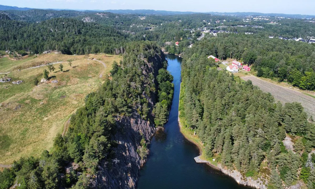 Strandholmen: {"base": "no", "no": "Innerst i fjorden er det gravd en kanal til to innsj\u00f8er. Les deg opp p\u00e5 historien bak Reddalskanalen og dra p\u00e5 jollesafari.", "se": "Innest i fjorden har en kanal gr\u00e4vts ut till tv\u00e5 insj\u00f6ar. L\u00e4s p\u00e5 om historien bakom Reddalskanalen och \u00e5k p\u00e5 jolliesafari.", "en": "Innermost in the fjord, a canal has been dug to two lakes. Read up on the history behind the Reddal Canal and embark on a dinghy safari.", "da": "Inderst i fjorden er der gravet en kanal til to s\u00f8er. S\u00e6t dig ind i historien bag Reddalskanalen og tag p\u00e5 jollesafari.", "fr": "\u00c0 l'extr\u00e9mit\u00e9 du fjord, un canal a \u00e9t\u00e9 creus\u00e9 jusqu'\u00e0 deux lacs. Informez-vous sur l'histoire du canal de Reddal et partez en safari en canot.", "de": "Am innersten Teil des Fjords wurde ein Kanal zu zwei Seen gegraben. Lesen Sie sich in die Geschichte des Reddalskanals ein und unternehmen Sie eine Jollen-Safari.", "es": "Al fondo del fiordo, se ha excavado un canal hacia dos lagos. Inf\u00f3rmate sobre la historia detr\u00e1s del Canal de Reddal y haz un safari en bote de remos.", "it": "All'interno del fiordo \u00e8 stato scavato un canale che conduce a due laghi. Informati sulla storia del Reddalskanalen e partecipa a un safari in gommone.", "pt": "No final do fiorde, foi escavado um canal para dois lagos. Aprenda sobre a hist\u00f3ria por tr\u00e1s do Canal de Reddal e fa\u00e7a um safari de bote.", "nl": "Aan het einde van de fjord is een kanaal gegraven naar twee meren. Lees je in over de geschiedenis van het Reddalskanaal en ga op jollesafari.", "pl": "Na ko\u0144cu fiordu wykopano kana\u0142 prowadz\u0105cy do dw\u00f3ch jezior. Zapoznaj si\u0119 z histori\u0105 Reddalskanalen i wybierz si\u0119 na safari na pontonie.", "uk": "\u0412 \u043a\u0456\u043d\u0446\u0456 \u0444\u0456\u043e\u0440\u0434\u0443 \u0432\u0438\u043a\u043e\u043f\u0430\u043d\u043e \u043a\u0430\u043d\u0430\u043b \u0434\u043e \u0434\u0432\u043e\u0445 \u043e\u0437\u0435\u0440. \u041e\u0437\u043d\u0430\u0439\u043e\u043c\u0442\u0435\u0441\u044c \u0437 \u0456\u0441\u0442\u043e\u0440\u0456\u0454\u044e \u043a\u0430\u043d\u0430\u043b\u0443 \u0420\u0435\u0434\u0434\u0430\u043b\u044c \u0456 \u0432\u0438\u0440\u0443\u0448\u0430\u0439\u0442\u0435 \u043d\u0430 \u0441\u0430\u0444\u0430\u0440\u0456 \u043d\u0430 \u044f\u043b\u043a\u0430\u0445.", "ro": "La cap\u0103tul fiordului, a fost s\u0103pat un canal c\u0103tre dou\u0103 lacuri. Cite\u0219te despre istoria canalului Reddal \u0219i pleac\u0103 \u00een safari cu barca.", "tr": "Fiyordun i\u00e7 k\u0131sm\u0131nda iki g\u00f6le kadar bir kanal kaz\u0131lm\u0131\u015ft\u0131r. Reddalskanalen'\u0131n arkas\u0131ndaki tarihi okuyun ve sandal safarisine \u00e7\u0131k\u0131n.", "el": "\u03a3\u03c4\u03bf \u03b5\u03c3\u03c9\u03c4\u03b5\u03c1\u03b9\u03ba\u03cc \u03c4\u03bf\u03c5 \u03c6\u03b9\u03cc\u03c1\u03b4 \u03ad\u03c7\u03b5\u03b9 \u03b4\u03b7\u03bc\u03b9\u03bf\u03c5\u03c1\u03b3\u03b7\u03b8\u03b5\u03af \u03ad\u03bd\u03b1 \u03ba\u03b1\u03bd\u03ac\u03bb\u03b9 \u03c0\u03bf\u03c5 \u03bf\u03b4\u03b7\u03b3\u03b5\u03af \u03c3\u03b5 \u03b4\u03cd\u03bf \u03bb\u03af\u03bc\u03bd\u03b5\u03c2. \u0394\u03b9\u03b1\u03b2\u03ac\u03c3\u03c4\u03b5 \u03c4\u03b7\u03bd \u03b9\u03c3\u03c4\u03bf\u03c1\u03af\u03b1 \u03c0\u03af\u03c3\u03c9 \u03b1\u03c0\u03cc \u03c4\u03bf \u03ba\u03b1\u03bd\u03ac\u03bb\u03b9 \u03a1\u03ad\u03bd\u03c4\u03b1\u03bb \u03ba\u03b1\u03b9 \u03ba\u03ac\u03bd\u03c4\u03b5 \u03c3\u03b1\u03c6\u03ac\u03c1\u03b9 \u03bc\u03b5 \u03b2\u03ac\u03c1\u03ba\u03b1.", "cs": "Na konci fjordu je vykop\u00e1n kan\u00e1l do dvou jezer. P\u0159e\u010dt\u011bte si historii Reddalsk\u00e9ho kan\u00e1lu a vydejte se na safari joly.", "hu": "A fjord legbels\u0151 r\u00e9sz\u00e9n egy csatorna van \u00e1sva k\u00e9t t\u00f3hoz. Olvasd el a Reddalskanalen t\u00f6rt\u00e9net\u00e9t, \u00e9s indulj el egy cs\u00f3nakszafarin.", "fi": "Vuonon pohjukkaan on kaivettu kanava kahteen j\u00e4rveen. Lue Reddalskanalenin historiaa ja l\u00e4hde jollasafarille.", "bg": "\u0412\u044a\u0442\u0440\u0435 \u0432 \u043a\u0440\u0430\u044f \u043d\u0430 \u0444\u0438\u043e\u0440\u0434\u0430 \u0435 \u0438\u0437\u043a\u043e\u043f\u0430\u043d \u043a\u0430\u043d\u0430\u043b \u043a\u044a\u043c \u0434\u0432\u0435 \u0435\u0437\u0435\u0440\u0430. \u041d\u0430\u0443\u0447\u0435\u0442\u0435 \u0438\u0441\u0442\u043e\u0440\u0438\u044f\u0442\u0430 \u0437\u0430\u0434 \u043a\u0430\u043d\u0430\u043b\u0430 \u0420\u0435\u0434\u0430\u043b \u0438 \u0441\u0435 \u0432\u043a\u043b\u044e\u0447\u0435\u0442\u0435 \u0432 \u0441\u0430\u0444\u0430\u0440\u0438 \u0441 \u043b\u043e\u0434\u043a\u0430.", "sr": "U dubini fjorda iskopan je kanal do dva jezera. Pro\u010ditajte pri\u010du o kanalu Reddal i po\u0111ite na safari \u010damcima.", "et": "Fjordi s\u00fcgavaimas osas on kaevatud kanal kahele j\u00e4rvele. Tutvu Reddalskanali ajalooga ja mine paadiga safarile.", "lv": "Fjorda pa\u0161\u0101 gal\u0101 ir izrakts kan\u0101ls uz diviem ezeriem. Izp\u0113ti Reddalskanalenas v\u0113sturi un dodies uz d\u012b\u0137u safari.", "lt": "Fjordo viduje yra i\u0161kasta kanalas, vedantis \u012f du e\u017eerus. Su\u017einok istorij\u0105 apie Reddal kanal\u0105 ir leiskis \u012f jacht\u0173 safar\u012f."}