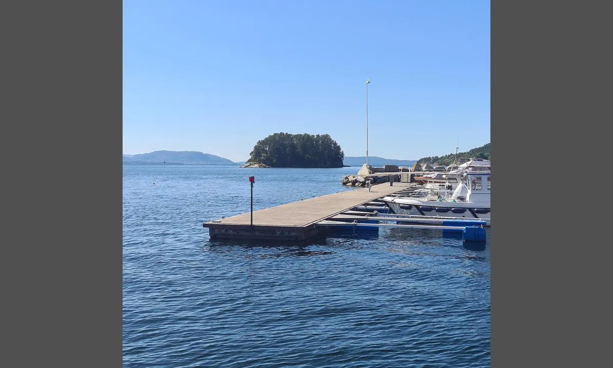 Strandvik Båtlag: Utsikt fra Gjestehavn mot Bjørnafjorden. Molo og flytebrygge for gjester