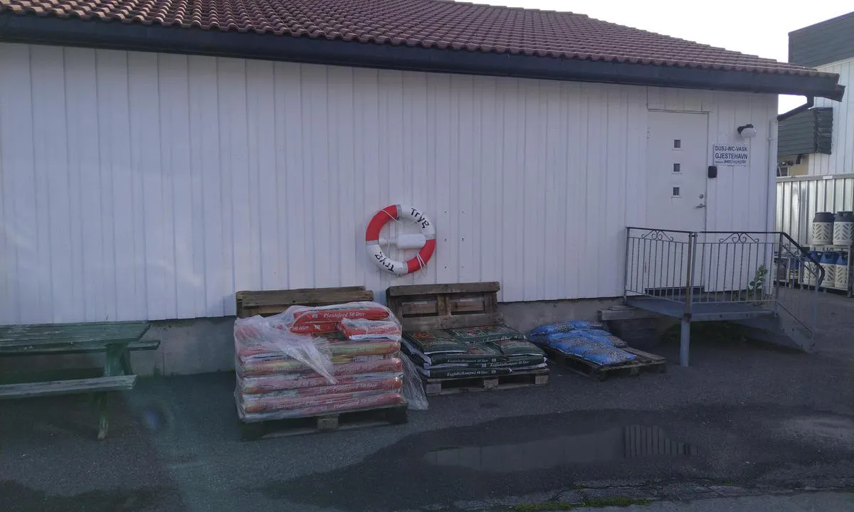 Straumen Gjestehavn - Smøla: {"base": "no", "no": "Inngang til servicerom med dusj, toalett og vask.", "se": "Ing\u00e5ng till serviceutrymmen med dusch, toalett och tv\u00e4tt.", "en": "Entrance to service room with shower, toilet, and sink.", "da": "Indgang til servicerum med bruser, toilet og vask."}