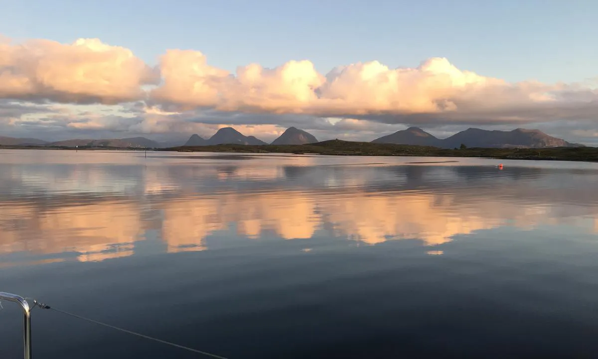 Straumen Gjestehavn - Smøla: {"base": "no", "no": "Utsikt fra brygga mot s\u00f8r.", "se": "Utsikt fr\u00e5n bryggan mot s\u00f6der.", "en": "View from the pier towards the south.", "da": "Udsigt fra broen mod syd."}