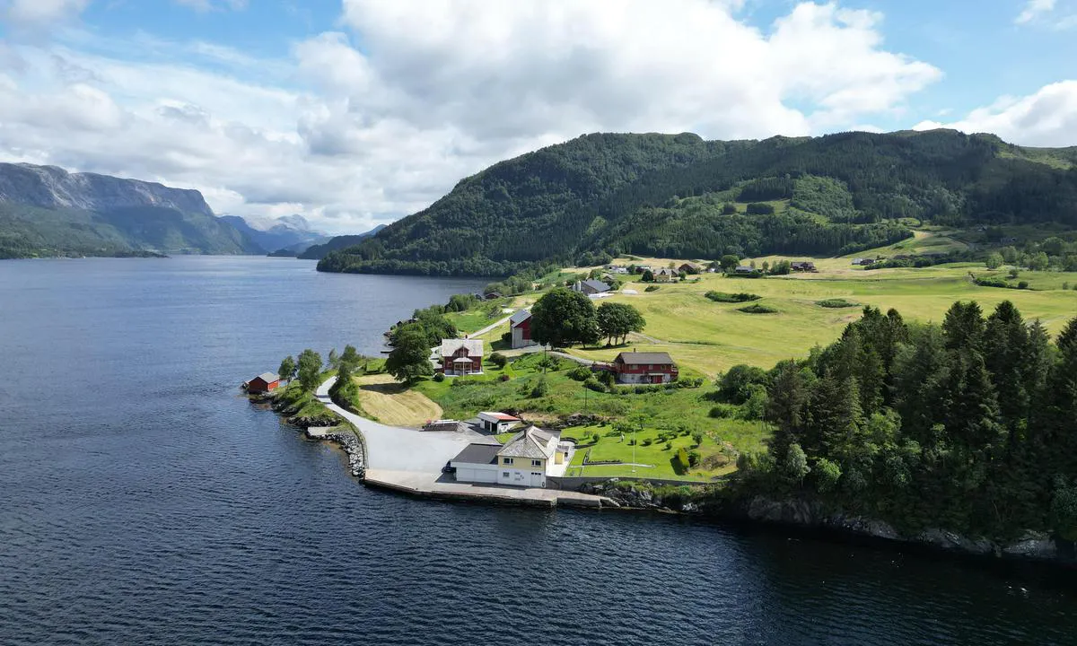Straumsnes Båthavn: {"base": "no", "no": "Betongkai med fendere av bildekk", "se": "Betongkaj med fendrar av bild\u00e4ck", "en": "Concrete quay with fenders made from car tires", "da": "Betonkaj med fendere af bild\u00e6k"}
