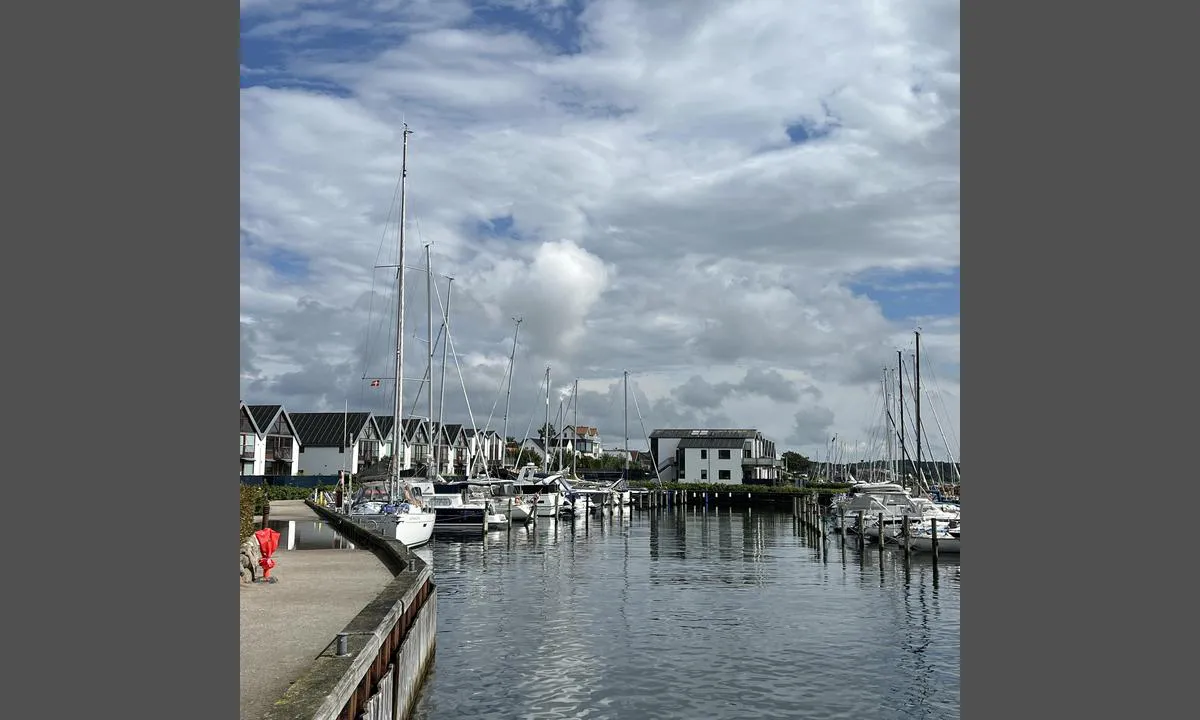 Strib Bådehavn: {"base": "no", "no": "Havn lengst mot vest\r\nStor longside brygge og gode markeringer av ledige plasser", "se": "Hamnen l\u00e4ngst v\u00e4sterut<br>Stor l\u00e5ngsides kaj och bra markeringar av lediga platser", "en": "Harbour farthest to the west<br>Large alongside dock and good markings of available spaces", "da": "<havn l\u00e6ngst mod vest>\nStor langsides kaj og gode markeringer af ledige pladser"}