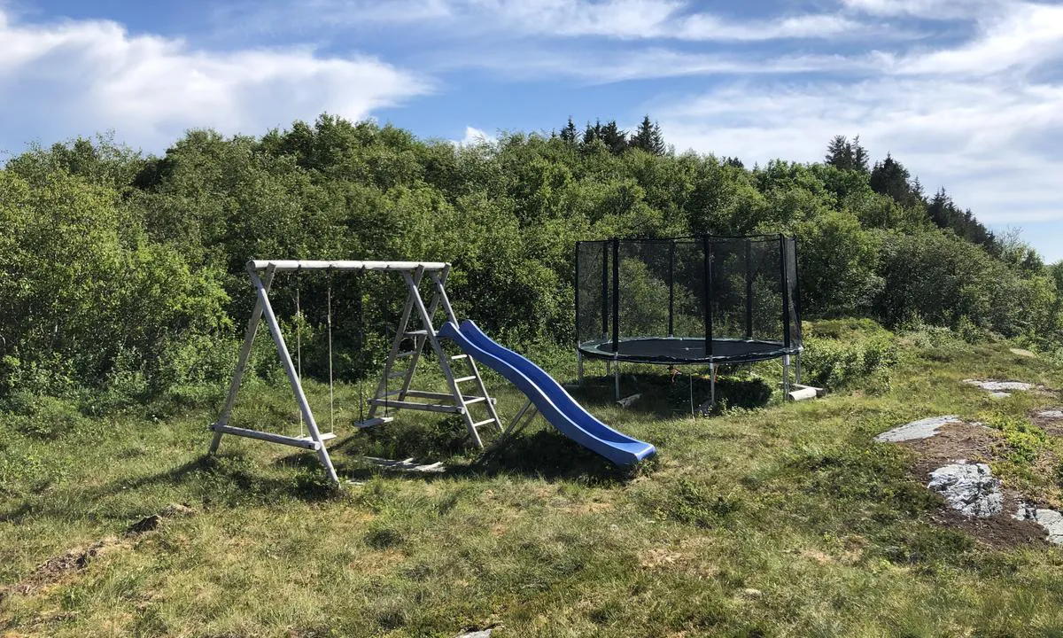 Rett bak flytebryggene på Strømøya er det en lekeplass med huske og trampoline.