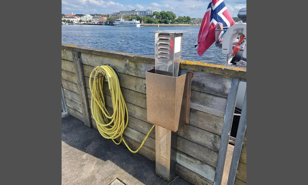 Strömstad - Södra hamnen: {"base": "no", "no": "Lang flytebrygge som starter ved Kaholmen, i den nordlige delen av havnen. Den tilh\u00f8rer gjestehavna (S\u00f6dra Hamnen) og koster 370 per natt i 2024. Betales p\u00e5 nett. Bare vann, ikke noe str\u00f8m tilgjengelig", "se": "L\u00e5ng flytbrygga som startar vid Kaholmen, i den norra delen av hamnen. Den tillh\u00f6r g\u00e4sthamnen (S\u00f6dra Hamnen) och kostar 370 per natt 2024. Betalas online. Bara vatten, ingen str\u00f6m tillg\u00e4nglig.", "en": "Long floating dock starting at Kaholmen, in the northern part of the harbor. It belongs to the guest harbor (S\u00f6dra Hamnen) and costs 370 per night in 2024. Payment is made online. Only water, no electricity available.", "da": "Lang flydebro som starter ved Kaholmen, i den nordlige del af havnen. Den tilh\u00f8rer g\u00e6stehavnen (S\u00f6dra Hamnen) og koster 370 pr. nat i 2024. Betales online. Kun vand, ikke str\u00f8m tilg\u00e6ngelig."}