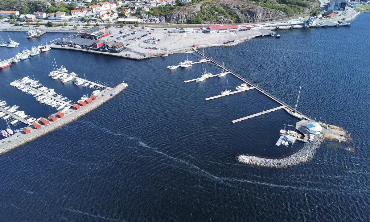 Strömstad - Södra hamnen: {"base": "no", "no": "Den ytre delen av Str\u00f6mstad Gjestehavn finner du til h\u00f8yre i innseilingen til havna.", "se": "Den yttre delen av Str\u00f6mstad G\u00e4sthamn hittar du till h\u00f6ger vid inseglingen till hamnen.", "en": "The outer part of Str\u00f6mstad Guest Harbor can be found to the right as you enter the harbor.", "da": "Den ydre del af Str\u00f6mstad G\u00e6stehavn finder du til h\u00f8jre i indsejlingen til havnen."}