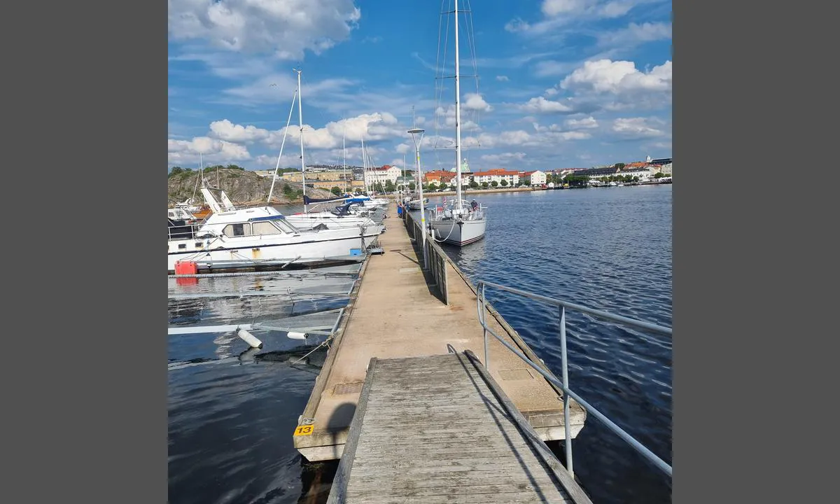 Strömstad - Södra hamnen: {"base": "no", "no": "Lang flytebrygge som starter ved Kaholmen, i den nordlige delen av havnen. Den tilh\u00f8rer gjestehavna (S\u00f6dra Hamnen) og koster 370 per natt i 2024. Betales p\u00e5 nett. Bare vann, ikke noe str\u00f8m tilgjengelig. \r\n\r\nFort\u00f8yning p\u00e5 utsiden av brygga, utsatt for s\u00f8nnavind og \u00f8stavind, mindre utsatt for sydvest/vest og nordlige vindretninger.", "se": "L\u00e5ng flytbrygga som b\u00f6rjar vid Kaholmen, i den norra delen av hamnen. Den tillh\u00f6r g\u00e4sthamnen (S\u00f6dra Hamnen) och kostar 370 per natt \u00e5r 2024. Betalas online. Bara vatten, ingen el tillg\u00e4nglig.<br><br>F\u00f6rt\u00f6jning p\u00e5 utsidan av bryggan, utsatt f\u00f6r sydvind och ostvind, mindre utsatt f\u00f6r sydv\u00e4st/v\u00e4st och nordliga vindriktningar.", "en": "Long floating dock starting at Kaholmen, in the northern part of the harbor. It belongs to the guest harbor (Southern Harbor) and costs 370 per night in 2024. Payment is done online. Only water, no electricity available.<br><br>Mooring on the outside of the dock, exposed to southerly and easterly winds, less exposed to southwesterly/westerly and northerly wind directions.", "da": "Lang flydebro som starter ved Kaholmen, i den nordlige del af havnen. Den tilh\u00f8rer g\u00e6stehavnen (S\u00f6dra Hamnen) og koster 370 per nat i 2024. Betales online. Kun vand, ingen str\u00f8m tilg\u00e6ngelig.\n\nFort\u00f8jning p\u00e5 ydersiden af broen, udsat for sydvind og \u00f8stenvind, mindre udsat for sydvest/vest og nordlige vindretninger."}