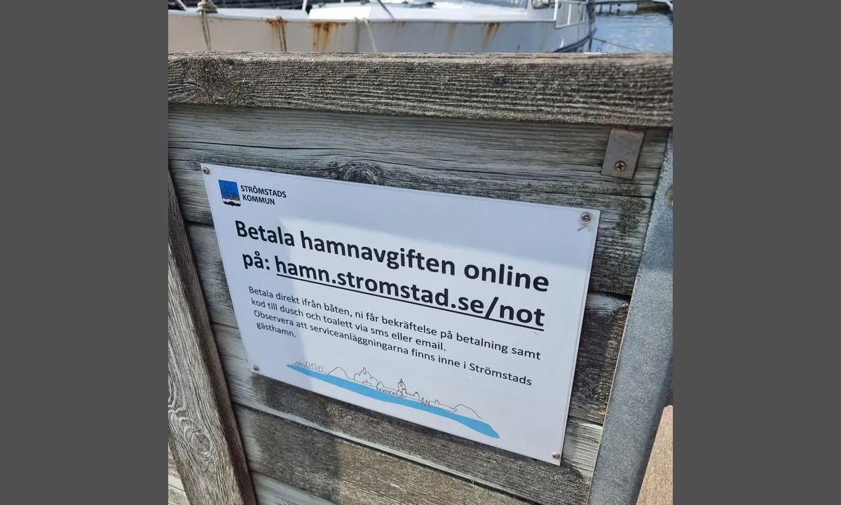 Strömstad - Södra hamnen: {"base": "no", "no": "Lang flytebrygge som starter ved N\u00f6tholmen, i den nordlige delen av havnen. Den tilh\u00f8rer gjestehavna (S\u00f6dra Hamnen) og koster 370 per natt for en 40-foter i 2024. Betales p\u00e5 nett. Bare vann, ikke noe str\u00f8m tilgjengelig.", "se": "L\u00e5ng flytbrygga som b\u00f6rjar vid N\u00f6tholmen, i den norra delen av hamnen. Den tillh\u00f6r g\u00e4sthamnen (S\u00f6dra Hamnen) och kostar 370 per natt f\u00f6r en 40-fotare \u00e5r 2024. Betalas p\u00e5 n\u00e4tet. Endast vatten, ingen str\u00f6m tillg\u00e4nglig.", "en": "Long floating dock starting at N\u00f6tholmen, in the northern part of the harbor. It belongs to the guest harbor (S\u00f6dra Hamnen) and costs 370 per night for a 40-footer in 2024. Payments are made online. Only water, no electricity available.", "da": "Lang flydebro som starter ved N\u00f6tholmen, i den nordlige del af havnen. Den tilh\u00f8rer g\u00e6stehavnen (S\u00f6dra Hamnen) og koster 370 per nat for en 40-fod i 2024. Betales online. Kun vand, ingen str\u00f8m tilg\u00e6ngelig."}