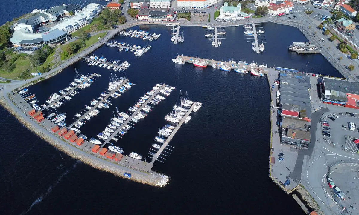 Strömstad - Södra hamnen: {"base": "no", "no": "Innseilingen til indre del av gjestehavna i Str\u00f8nstad", "se": "Inseglingen till den inre delen av g\u00e4sthamnen i Str\u00f6msund", "en": "The entrance to the inner part of the guest harbor in Str\u00f8nstad", "da": "Indsejlingen til den indre del af g\u00e6stehavnen i Str\u00f8nstad"}
