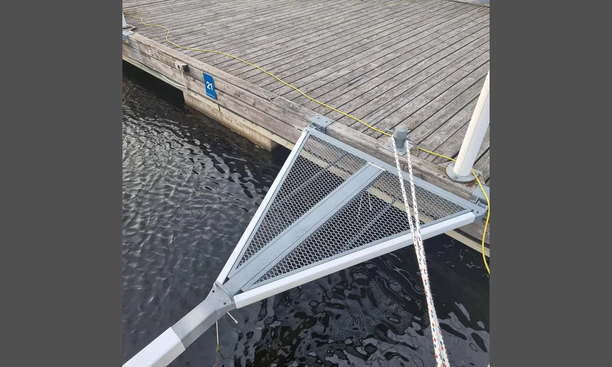 Strömstad Spa - Bohuslän: {"base": "no", "no": "Lettere \u00e5 fort\u00f8ye med ringene/pullertene p\u00e5 brygga.", "se": "L\u00e4ttare att f\u00f6rt\u00f6ja med ringarna/pollarna p\u00e5 bryggan.", "en": "Easier to moor using the rings/cleats on the dock.", "da": "Lettere at fort\u00f8je med ringene/pullertene p\u00e5 broen."}